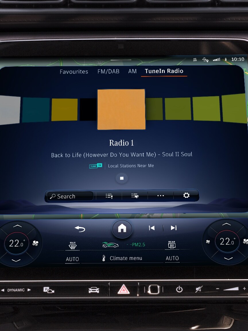 Pe sistemul multimedia MBUX dintr-un model Mercedes-Benz sunt afișate informații extinse, precum interpretul, piesa și albumul.