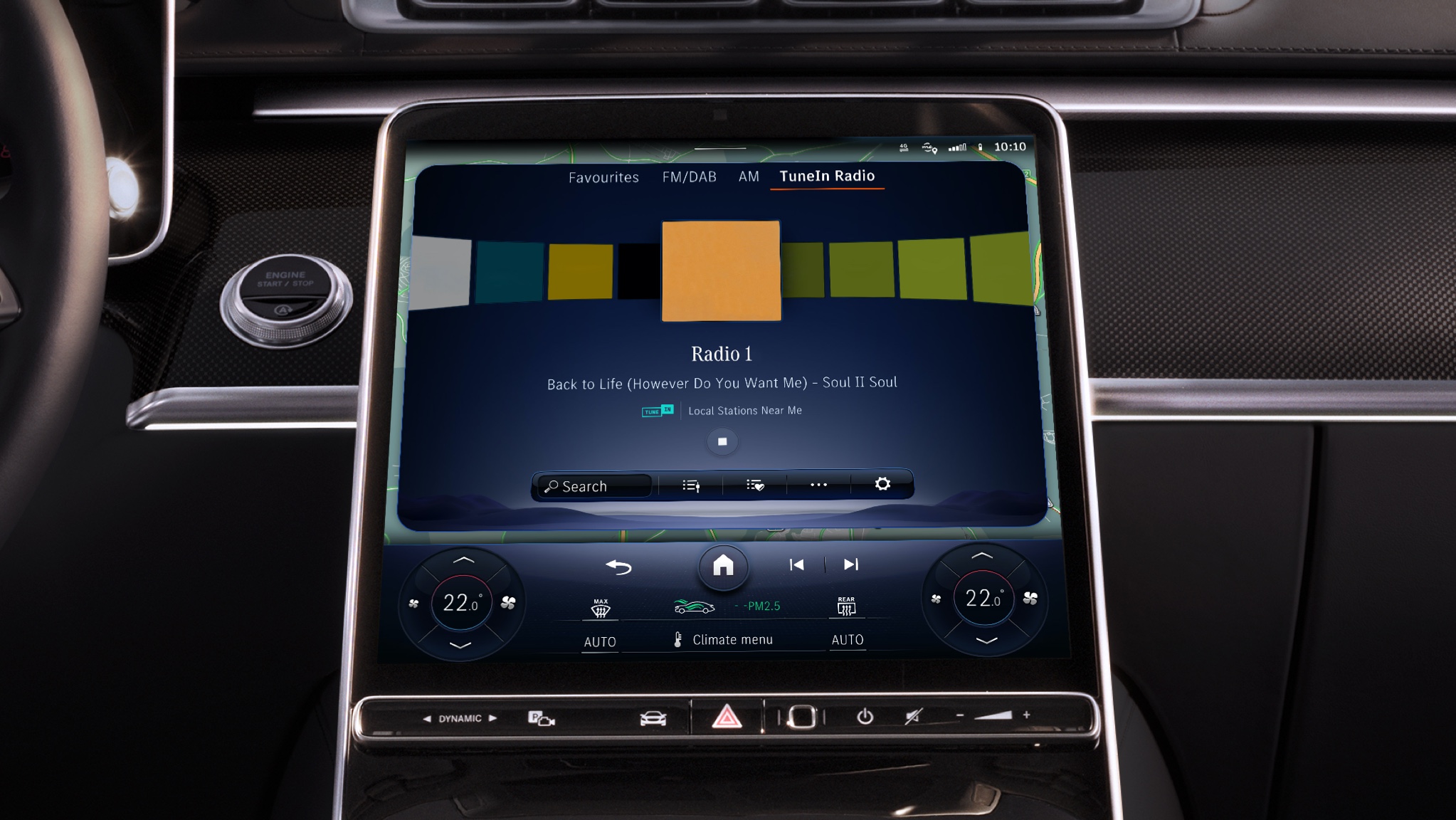 Radio prin internet | Entertainment | Mercedes-Benz Pe sistemul multimedia MBUX dintr-un model Mercedes-Benz sunt afișate informații extinse, precum interpretul, piesa și albumul.