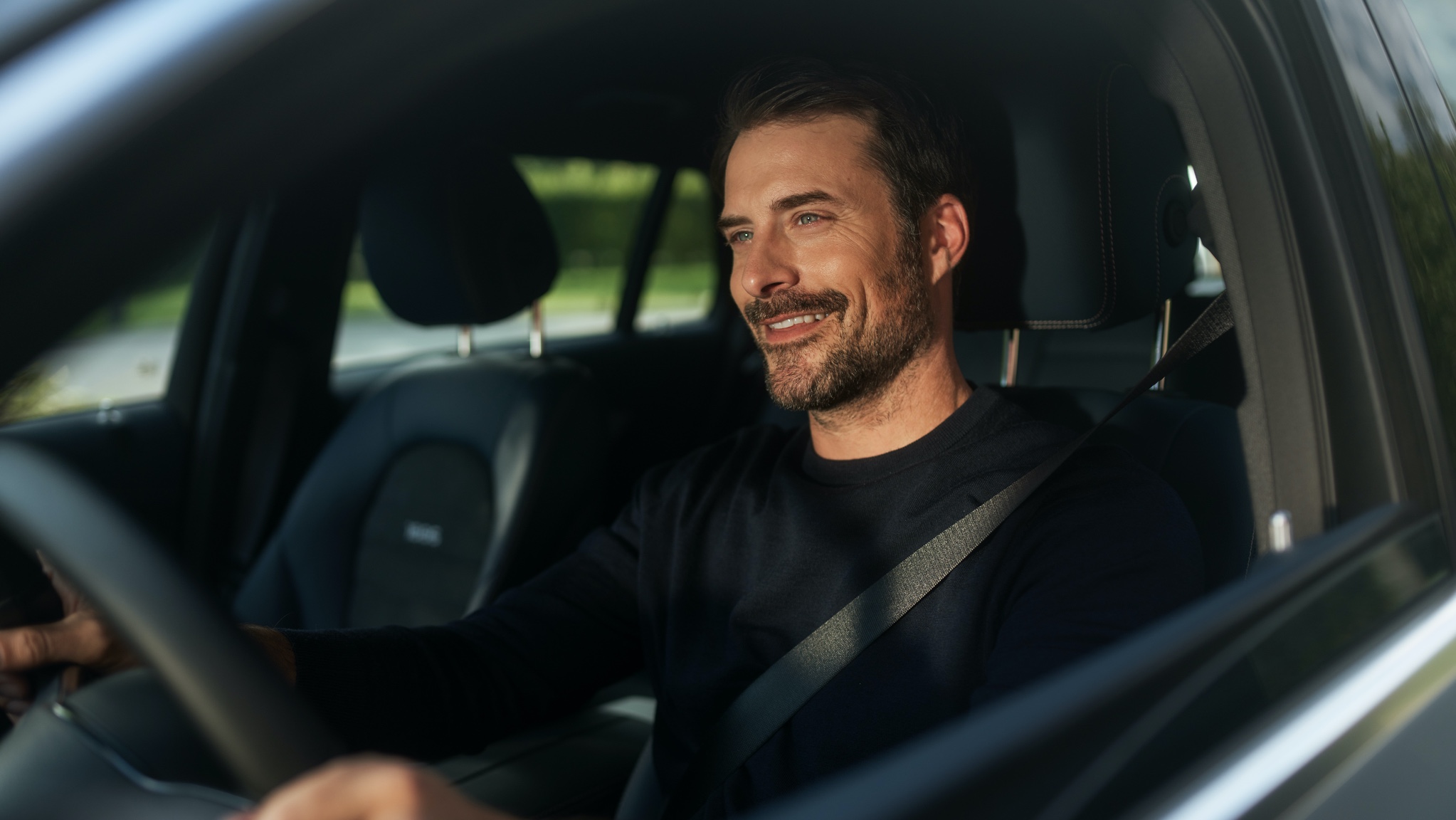 Urmărire servicii radio | Entertainment | Mercedes-Benz Un bărbat se bucură de radio prin internet, fără întreruperi, în autovehiculul său Mercedes-Benz, datorită pachetului Entertainment.