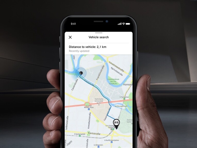 Pe un smartphone este afișată locația autovehiculului prin intermediul unei extraopțiuni digitale Remote.
