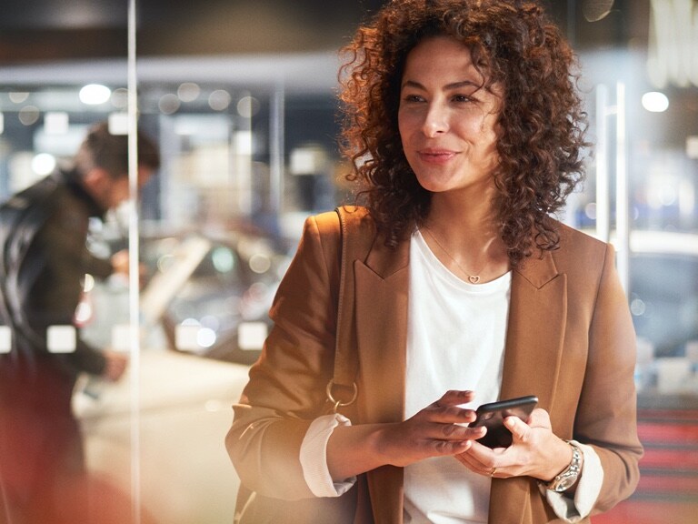 O femeie își întreabă partenerul de service despre Service Select.