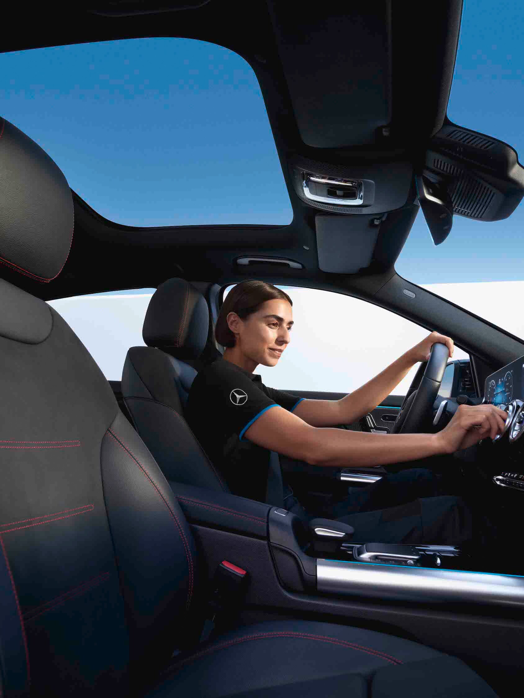 Un tehnician care stă într-un autovehicul Mercedes-Benz și verifică filtrul de aer din habitaclu.