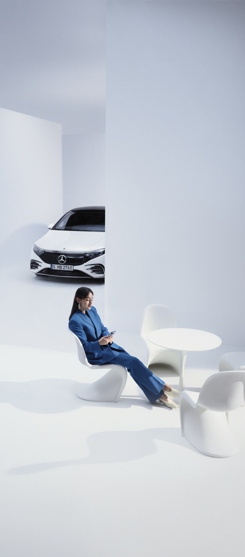 Interacțiune între client și o angajată Mercedes-Benz la un punct de recepție.