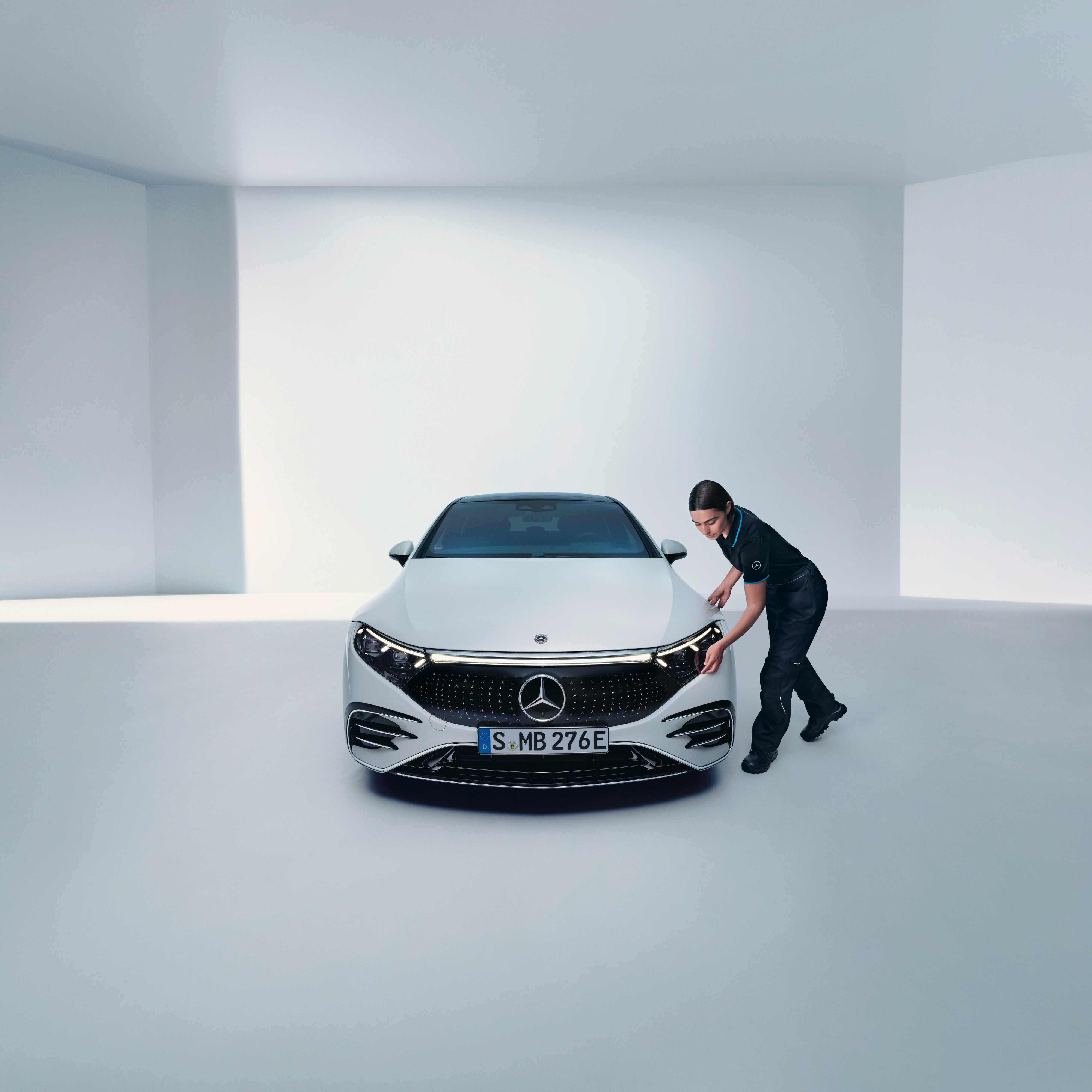 Un tehnician Mercedes-Benz verifică un far.