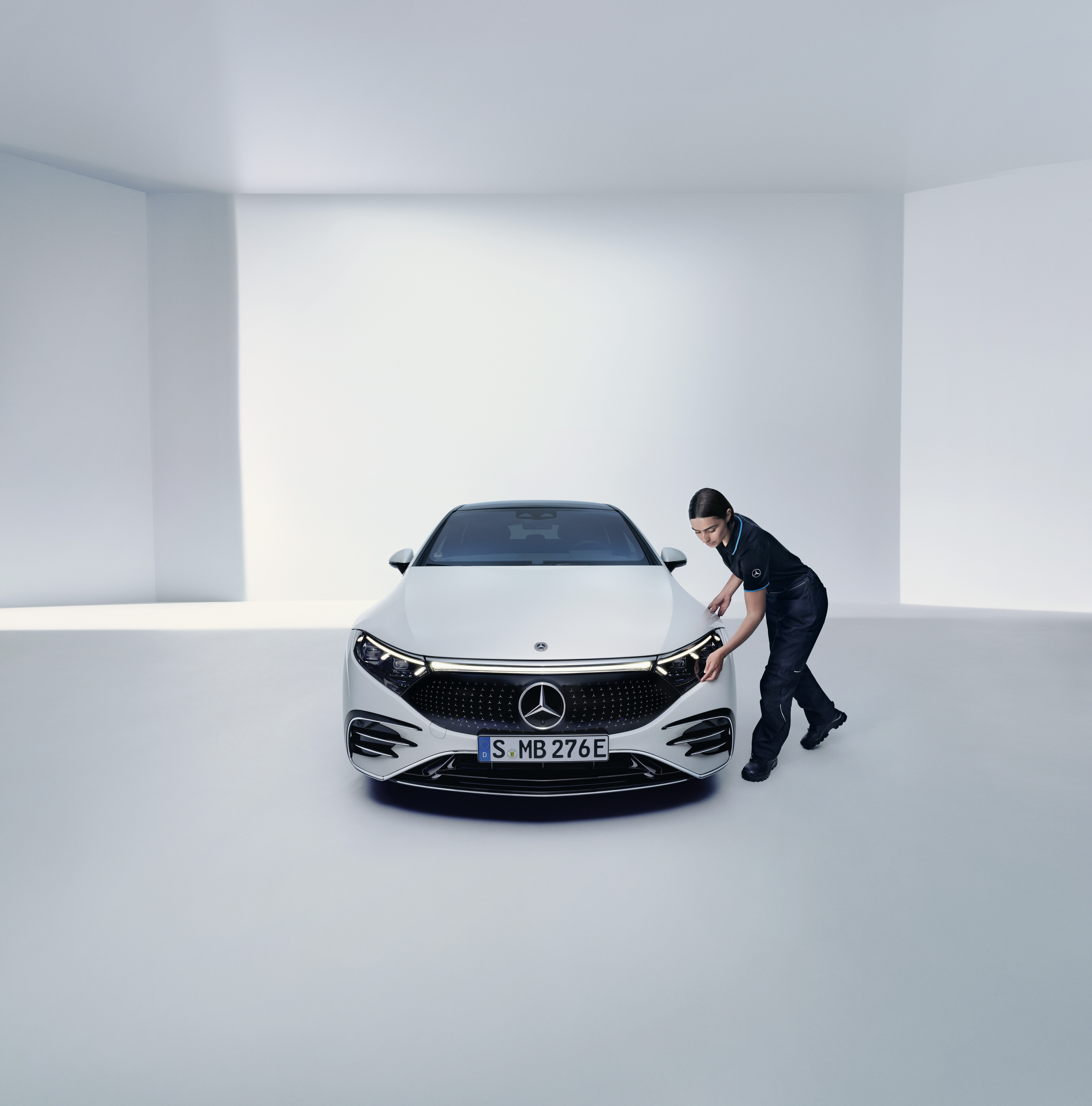 Reparație Mercedes-Benz Un tehnician Mercedes-Benz verifică un far.