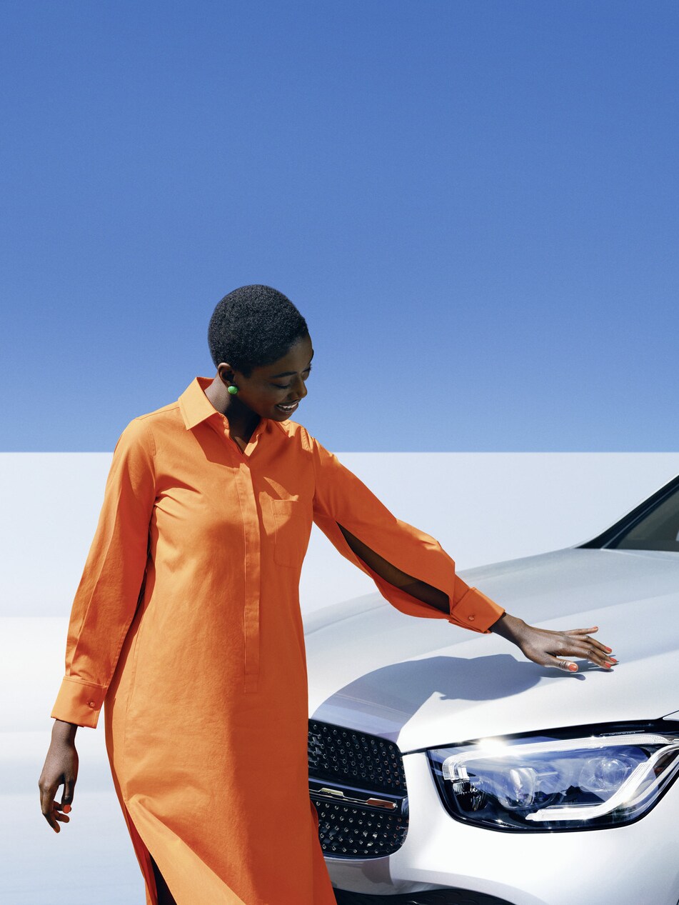 Un om stând lângă un autovehicul Mercedes-Benz.