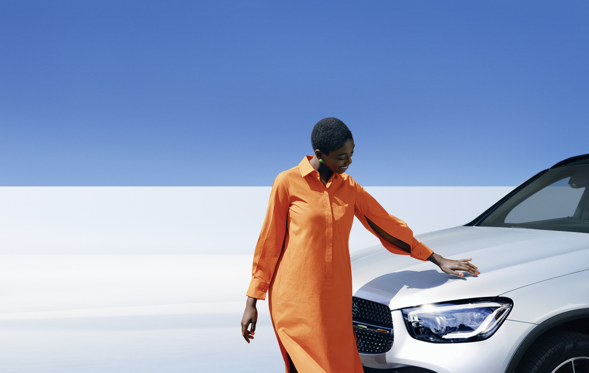 Mercedes-Benz SmallRepair | Mercedes-Benz Un om stând lângă un autovehicul Mercedes-Benz.