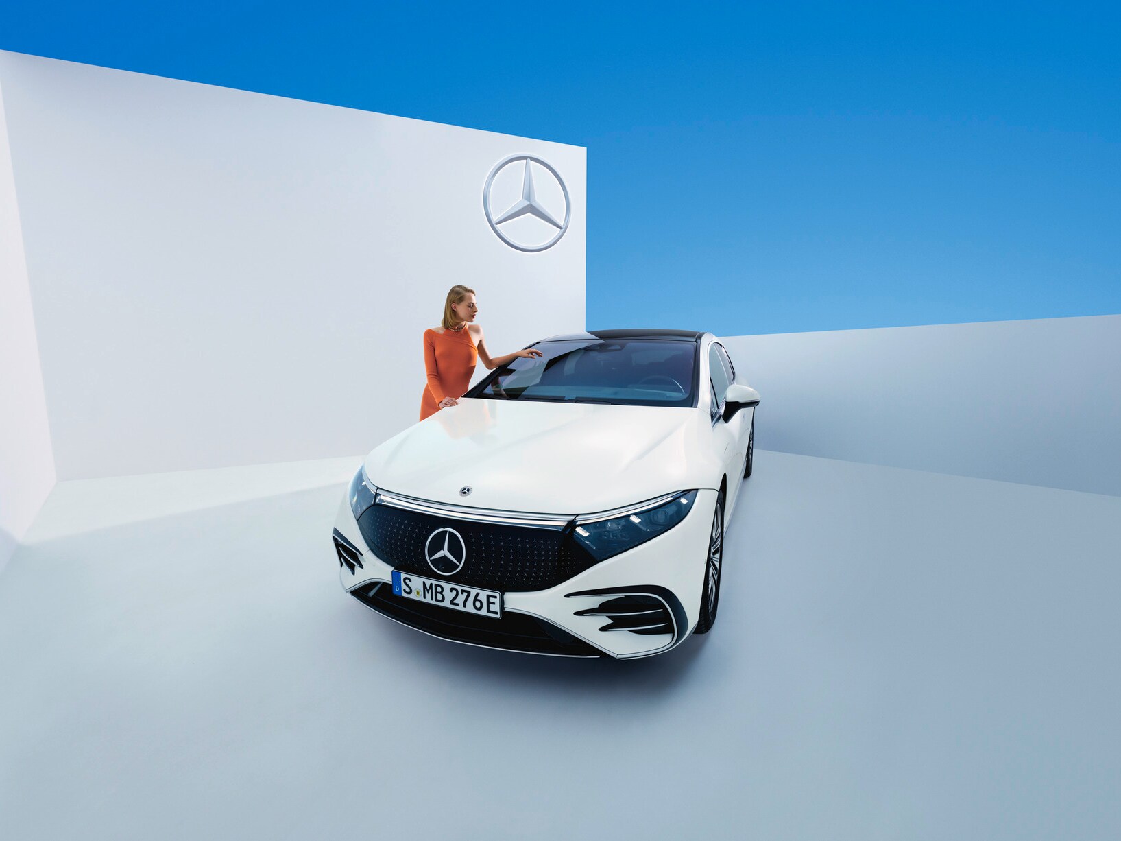 Un om uitându-se la autovehiculul său Mercedes-Benz.