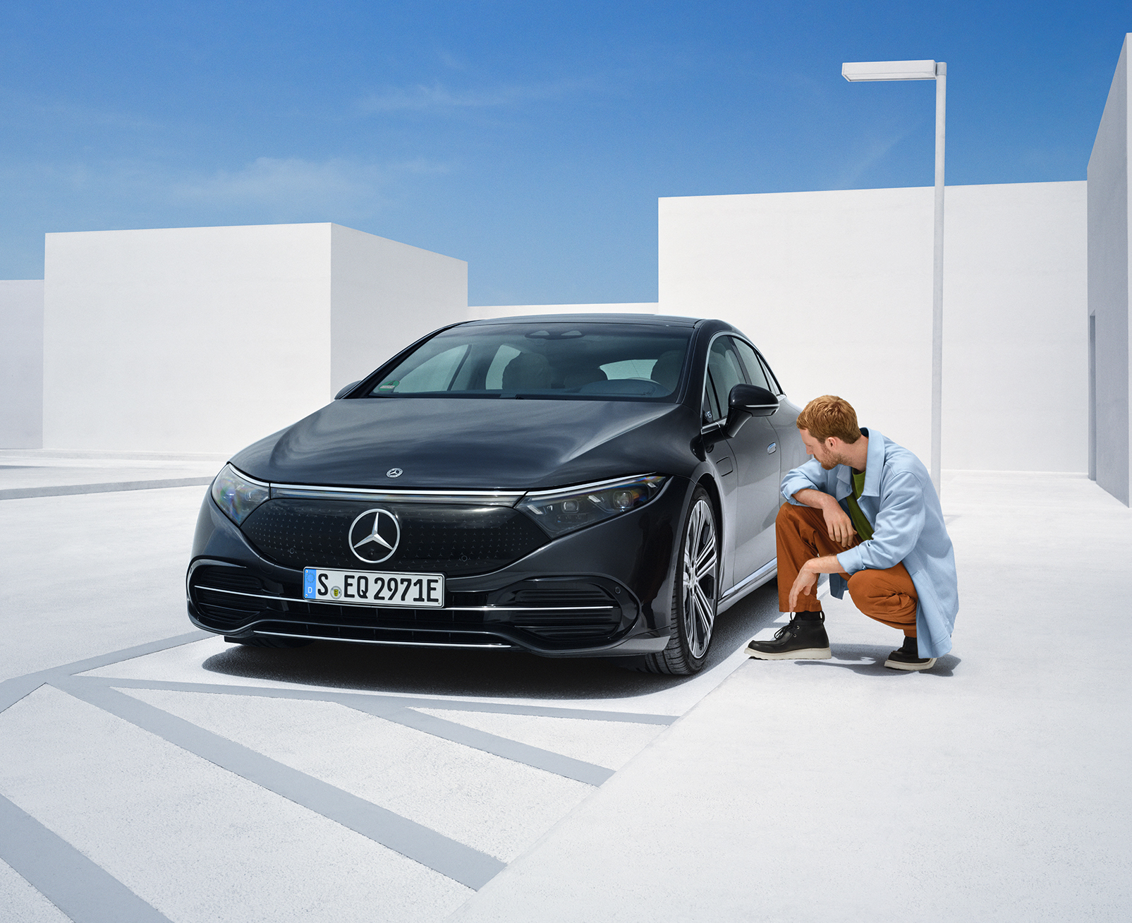 Raportare avarii online Un bărbat verifică dacă autovehiculul său Mercedes-Benz prezintă defecțiuni.