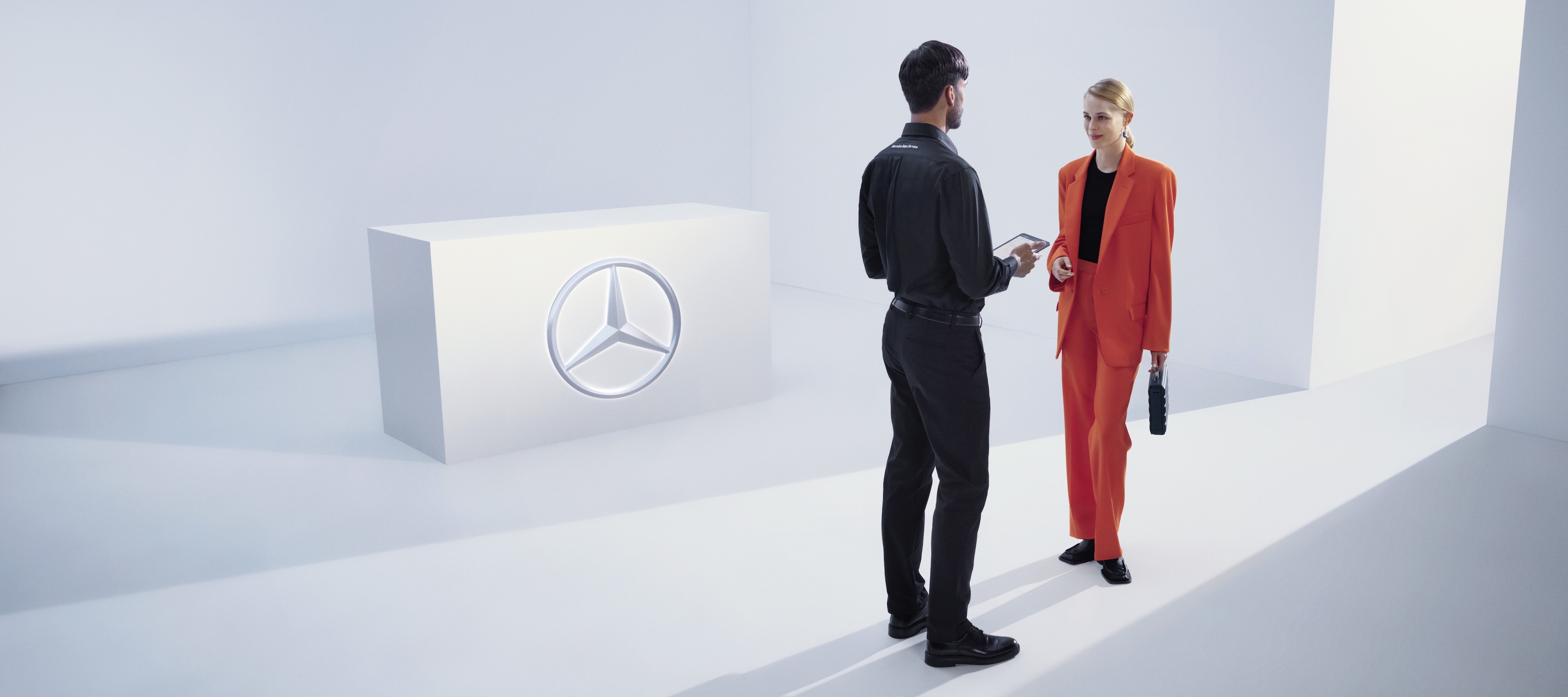 Returnare și eliminare | Mercedes-Benz Informații despre returnarea și eliminarea autovehiculelor scoase din uz, a dispozitivelor electrice/electronice scoase din uz, a bateriilor uzate și a uleiului uzat.