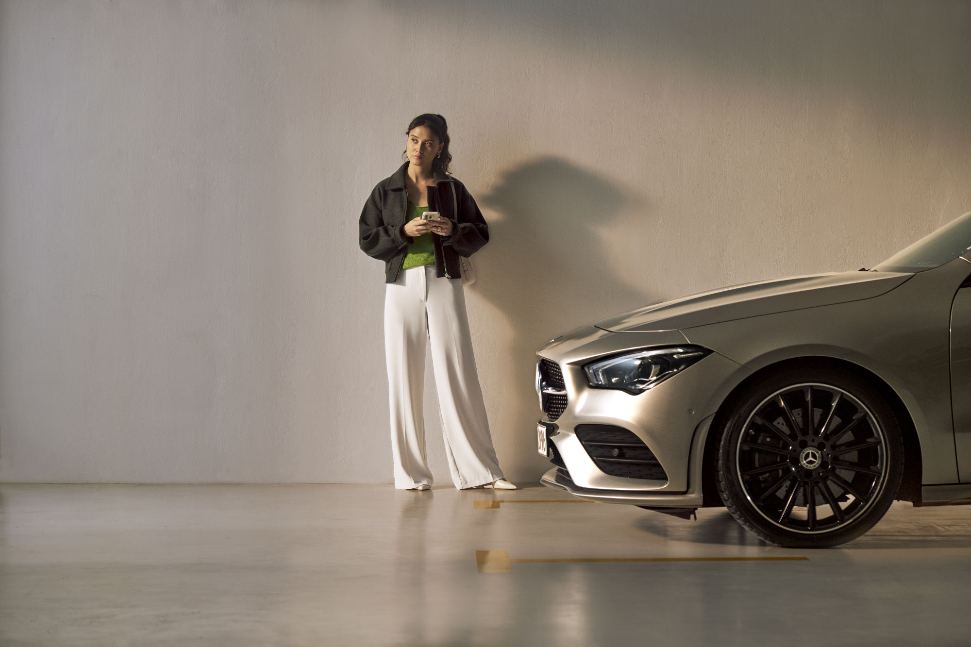 Service Select | Mercedes-Benz O persoană în fața unui autovehicul Mercedes-Benz.
