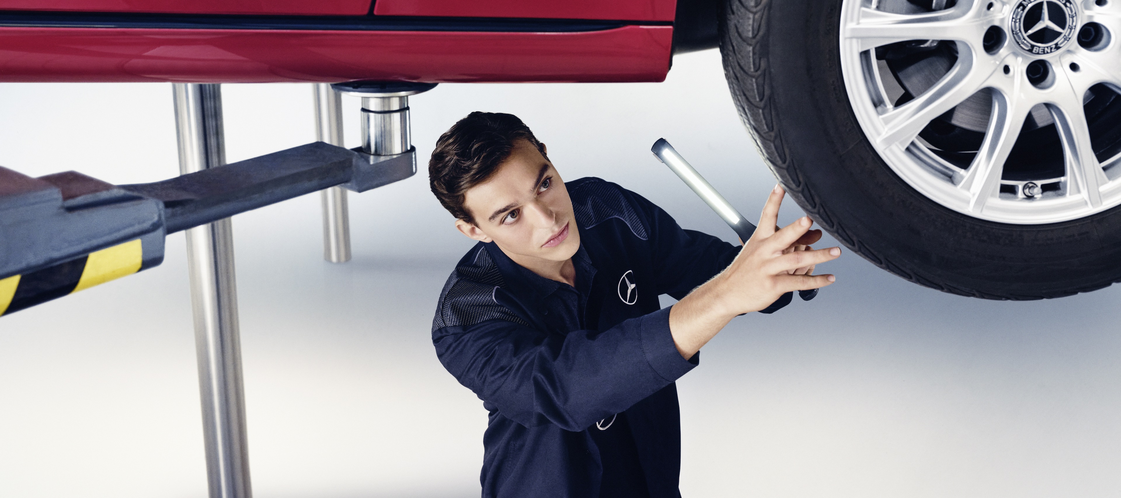 Inspecție ITP | Mercedes-Benz Un bărbat inspectează un Mercedes Benz.