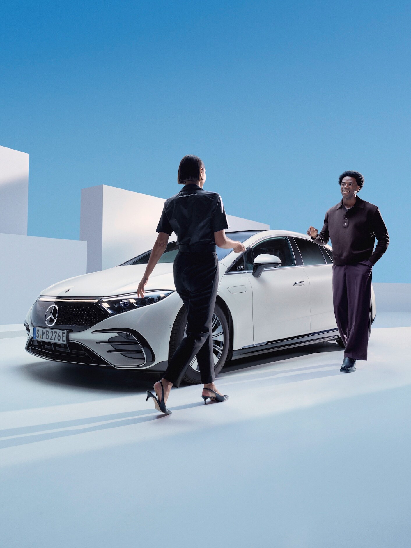 O femeie utilizează serviciul de preluare și livrare Mercedes-Benz.