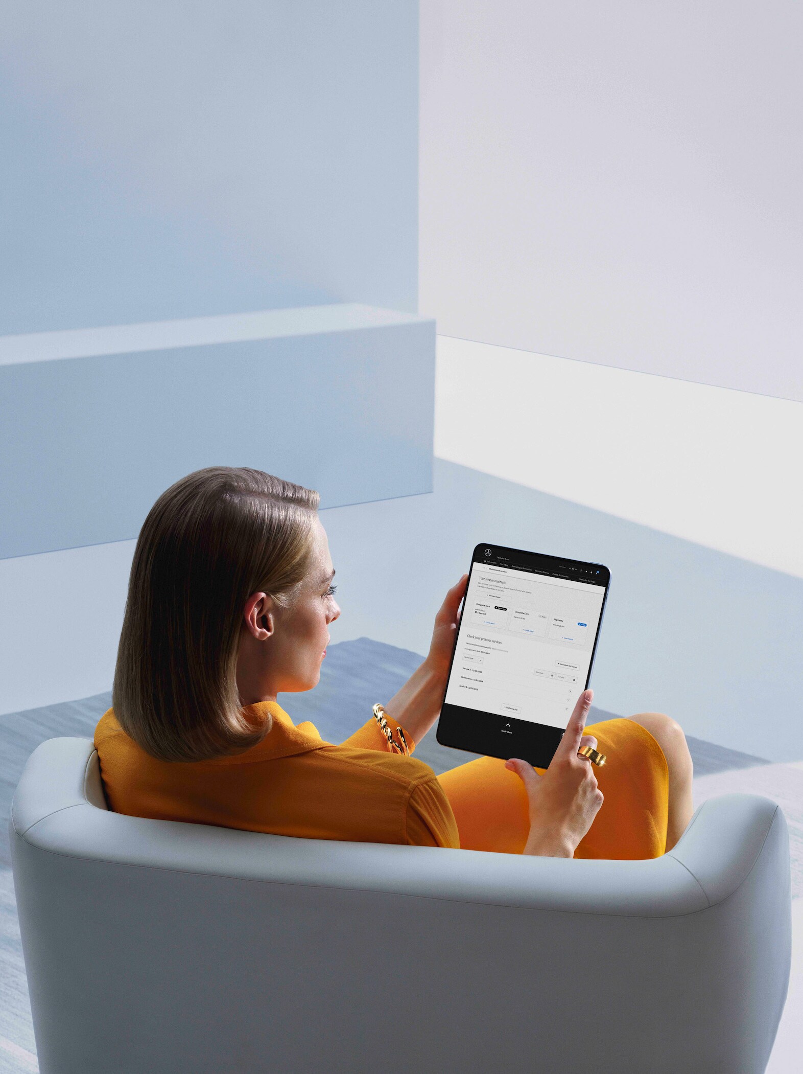 O femeie utilizează o tabletă cu raportul digital de service.