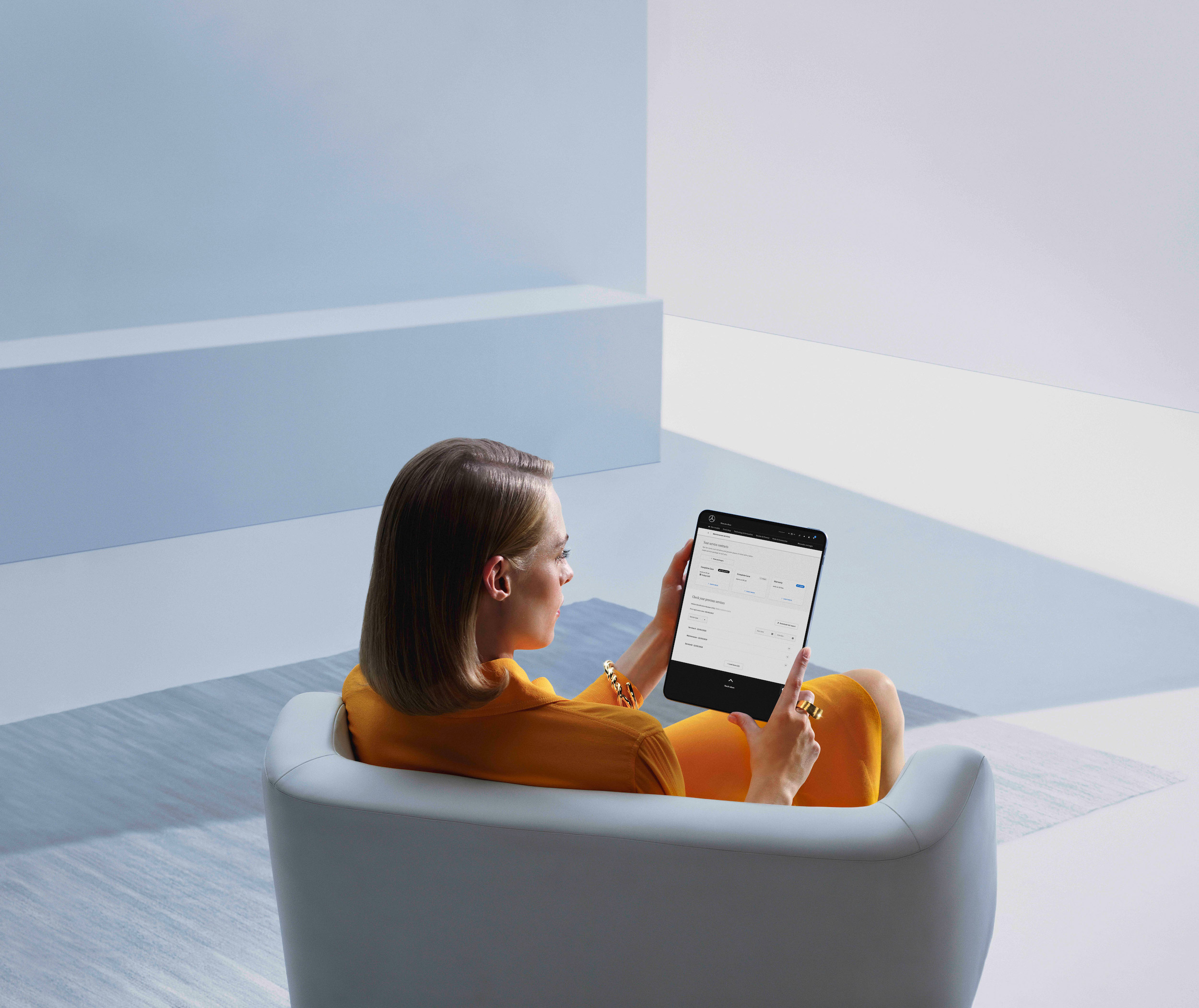 Raport digital de service | Mercedes-Benz O femeie utilizează o tabletă cu raportul digital de service.