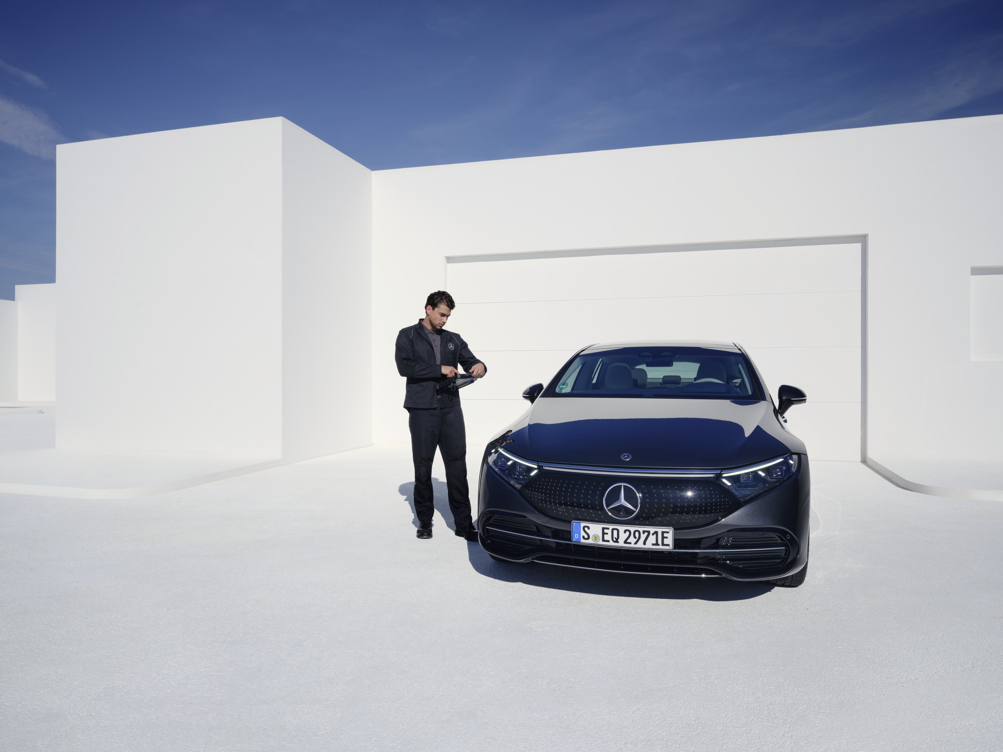 Revizia autovehiculelor electrice | Mercedes-Benz Un tehnician Mercedes-Benz inspectează un Mercedes-Benz.