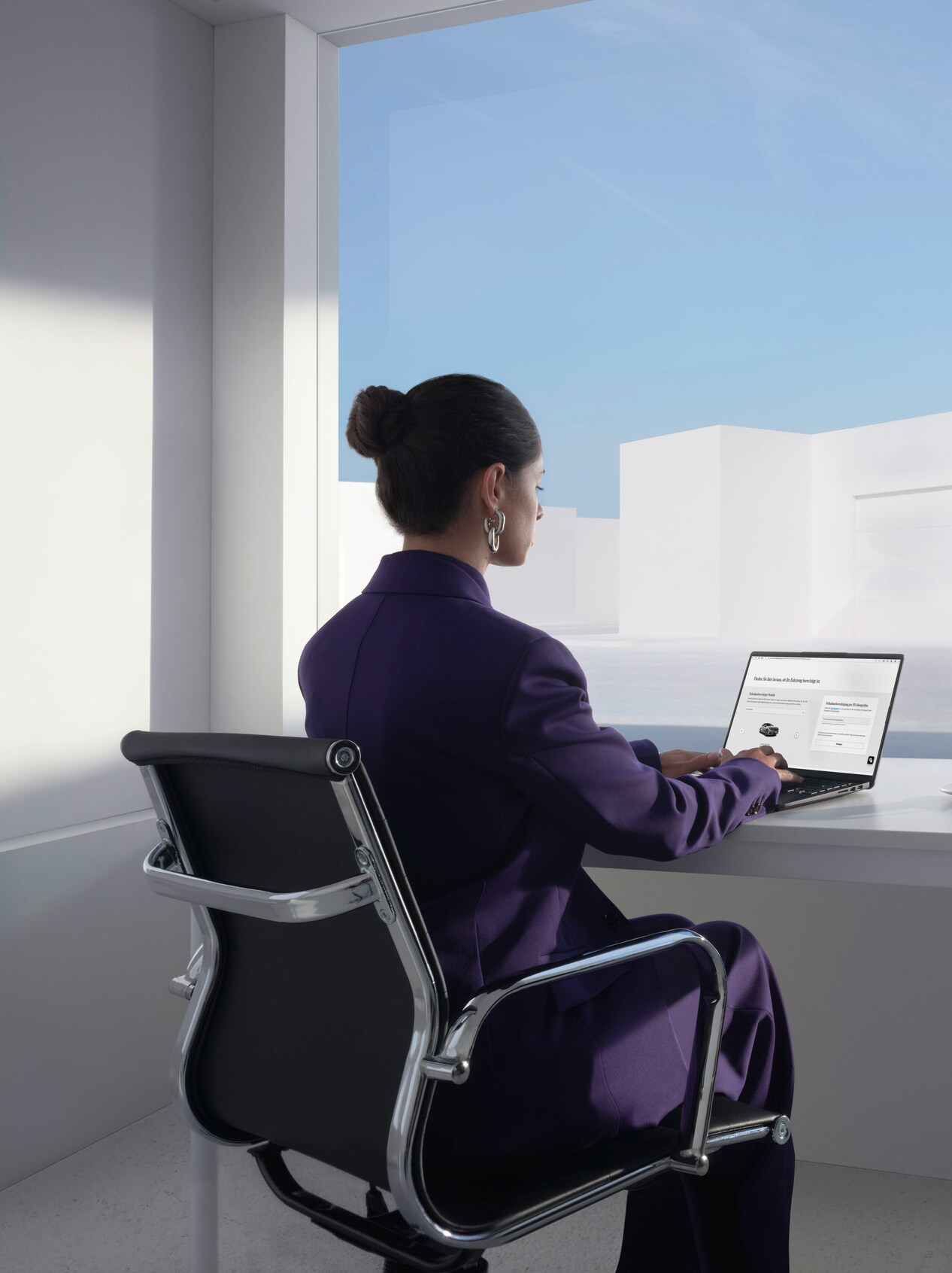 O femeie verifică online testele de emisii ale mașinii sale Mercedes-Benz.