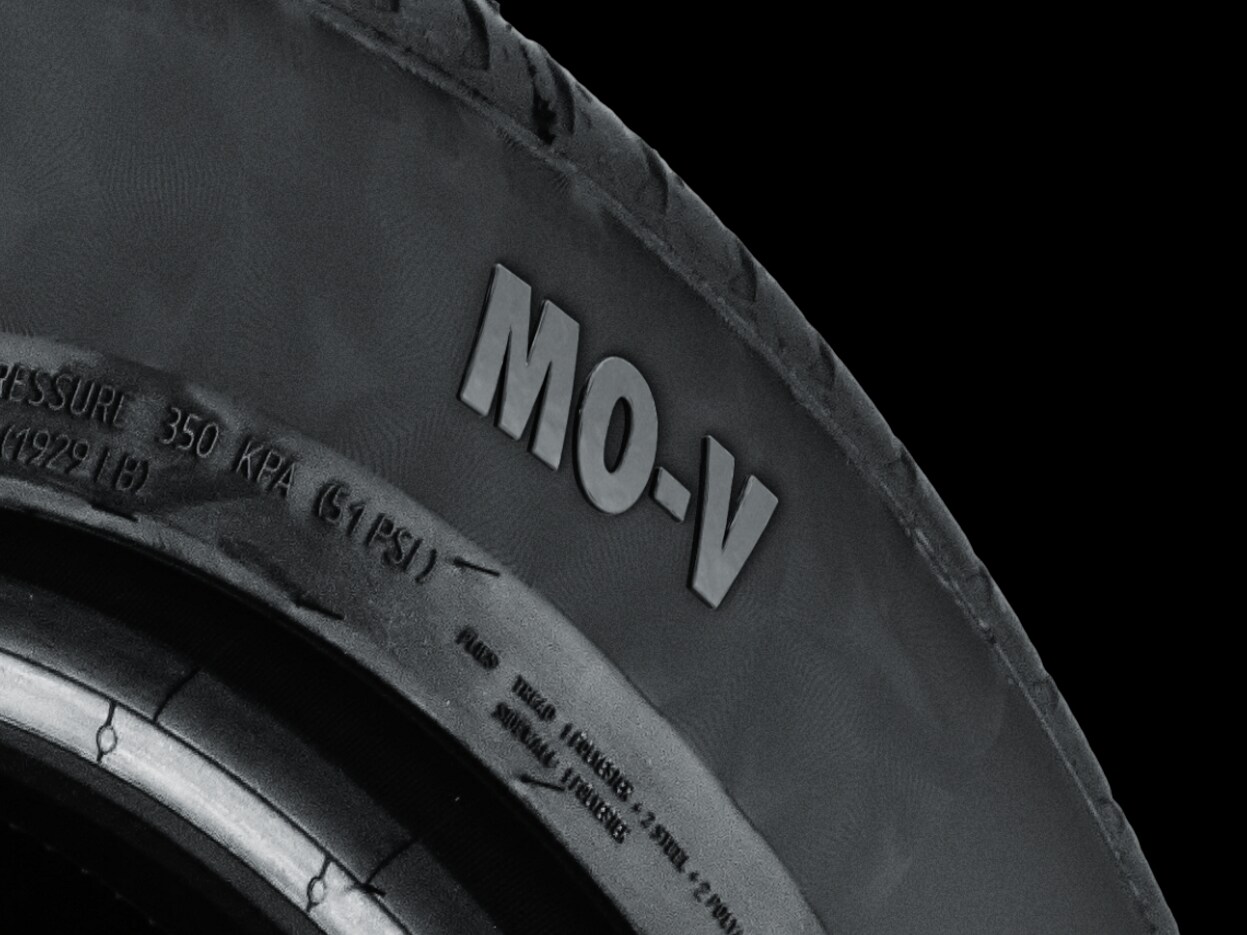 Prim-plan al unei anvelope Mercedes-Benz MO-V.