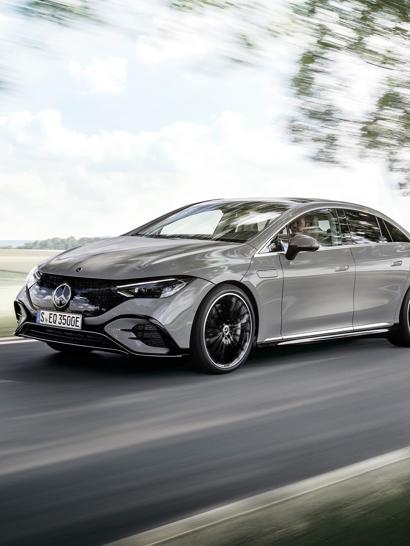 Vedere laterală frontală a modelului EQS pe un drum de țară