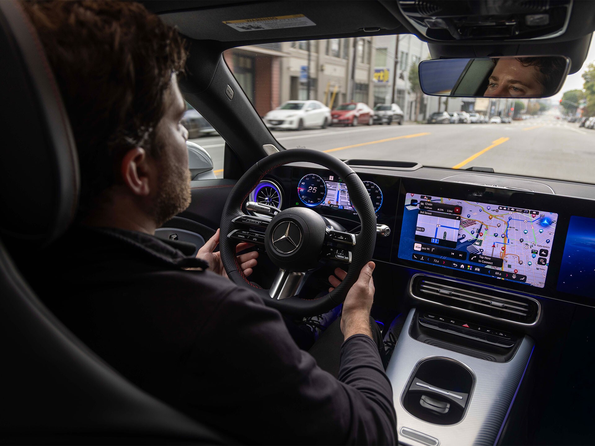 Cockpit-ul unui autovehicul Mercedes-Benz.
