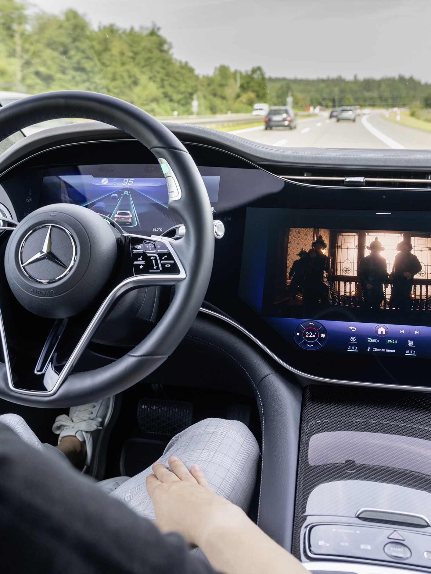 Cockpit-ul unui autovehicul Mercedes-Benz.