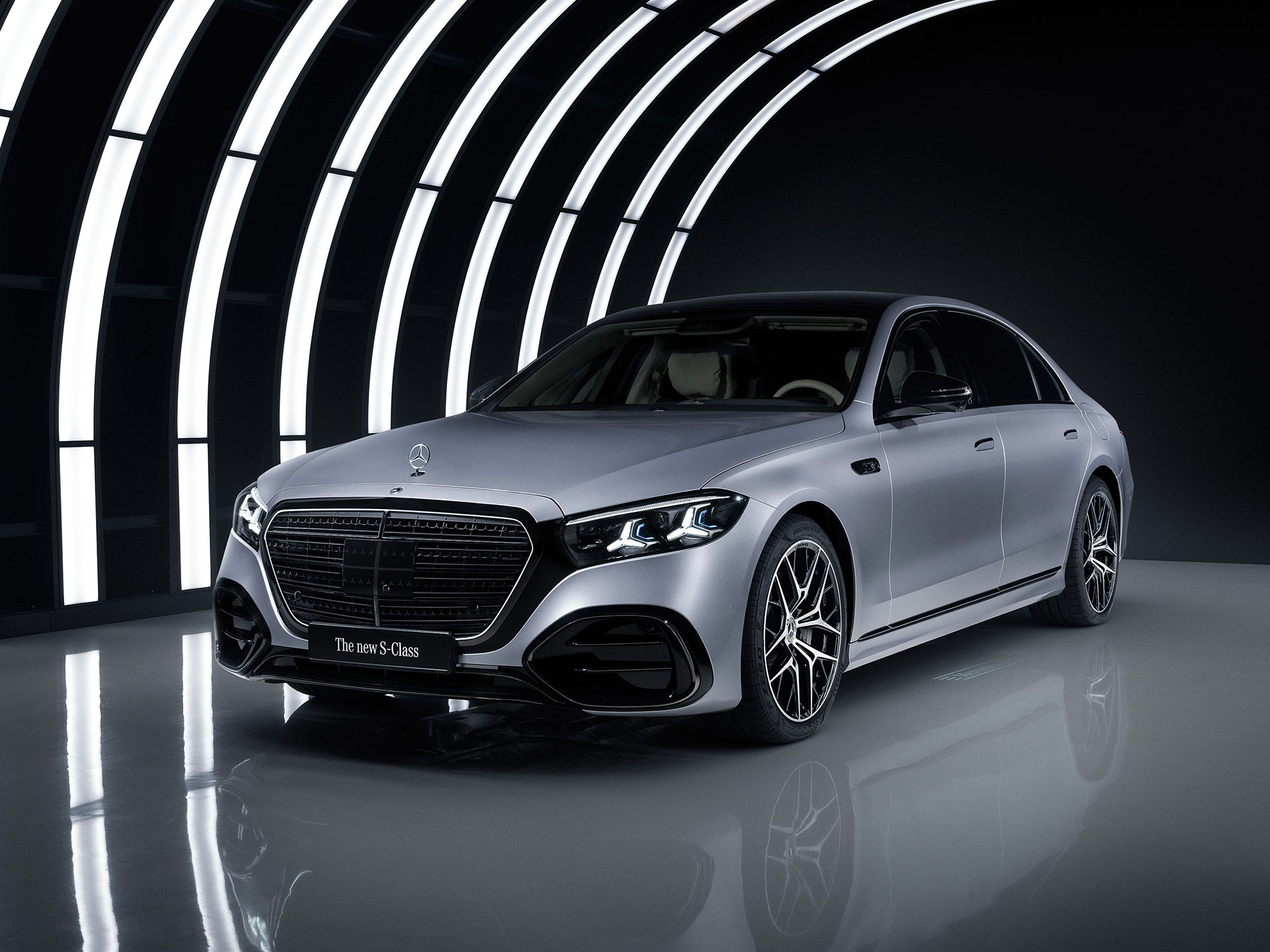 Tehnologie cu suflet | Conducere automatizată & sisteme de asistență | Mercedes-Benz Un autovehicul Mercedes-Benz cu un exterior transparent.