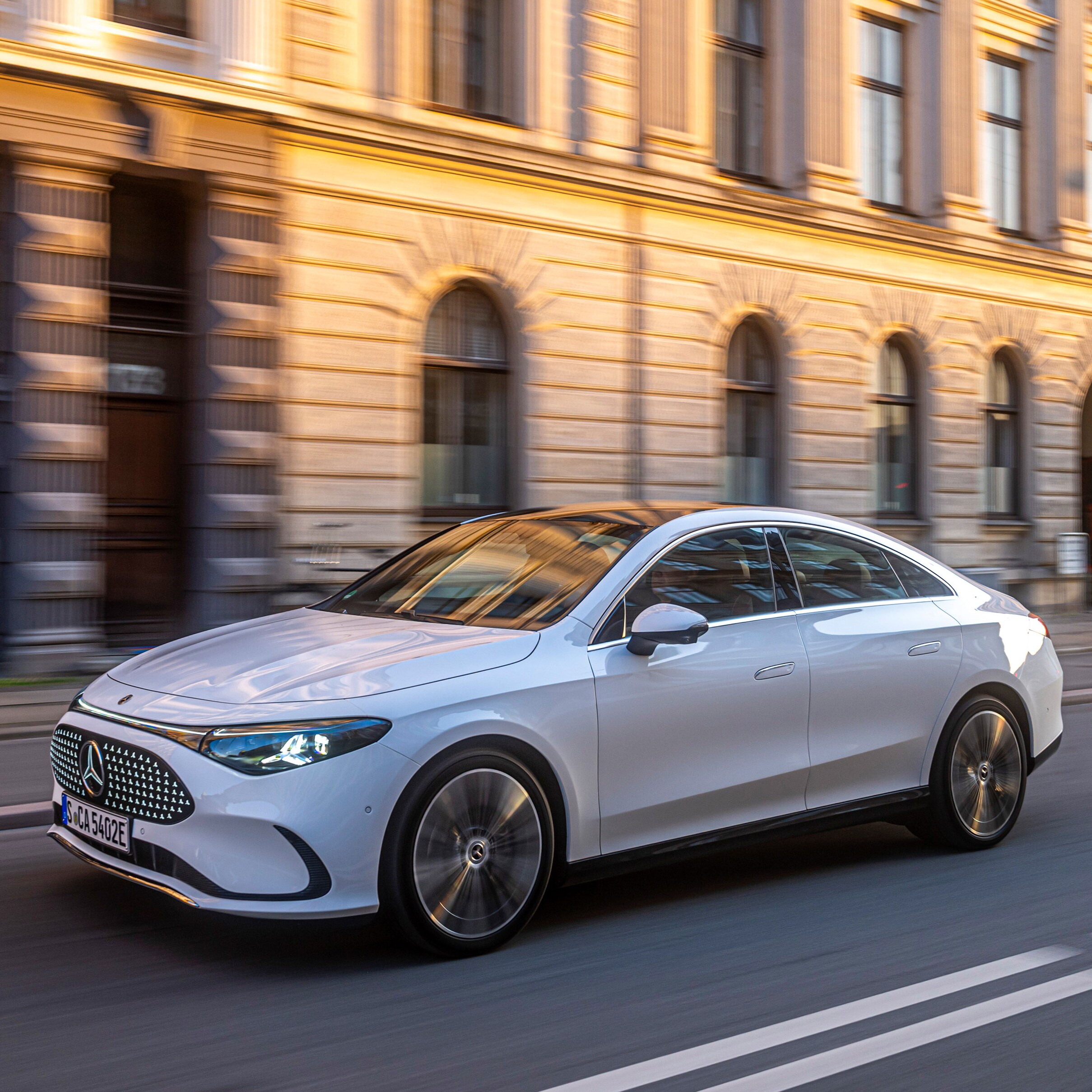 Volanul și display-ul pentru șofer dintr-un model Mercedes-Benz.