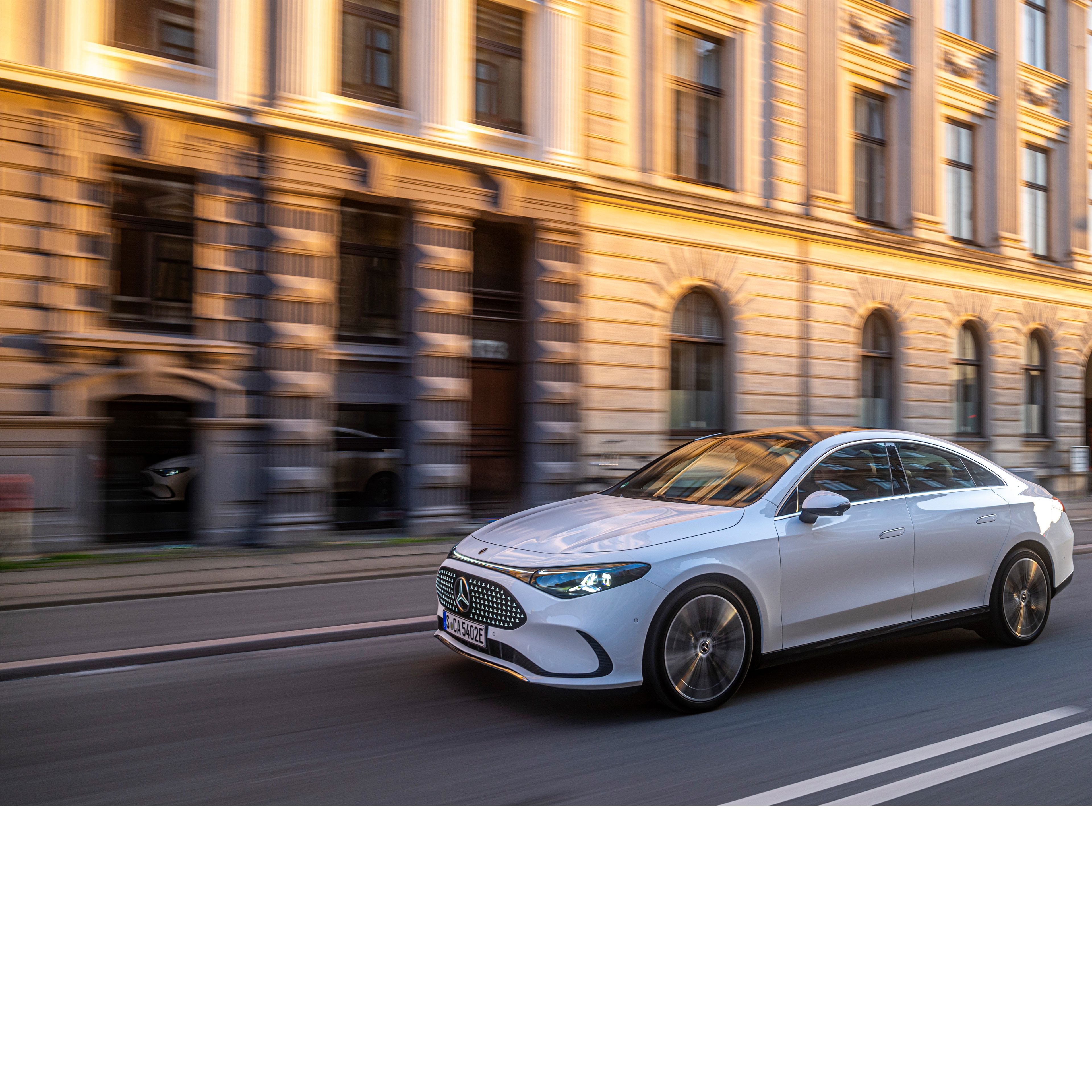Conducere automatizată & sisteme de asistență | Mercedes-Benz Volanul și display-ul pentru șofer dintr-un model Mercedes-Benz.
