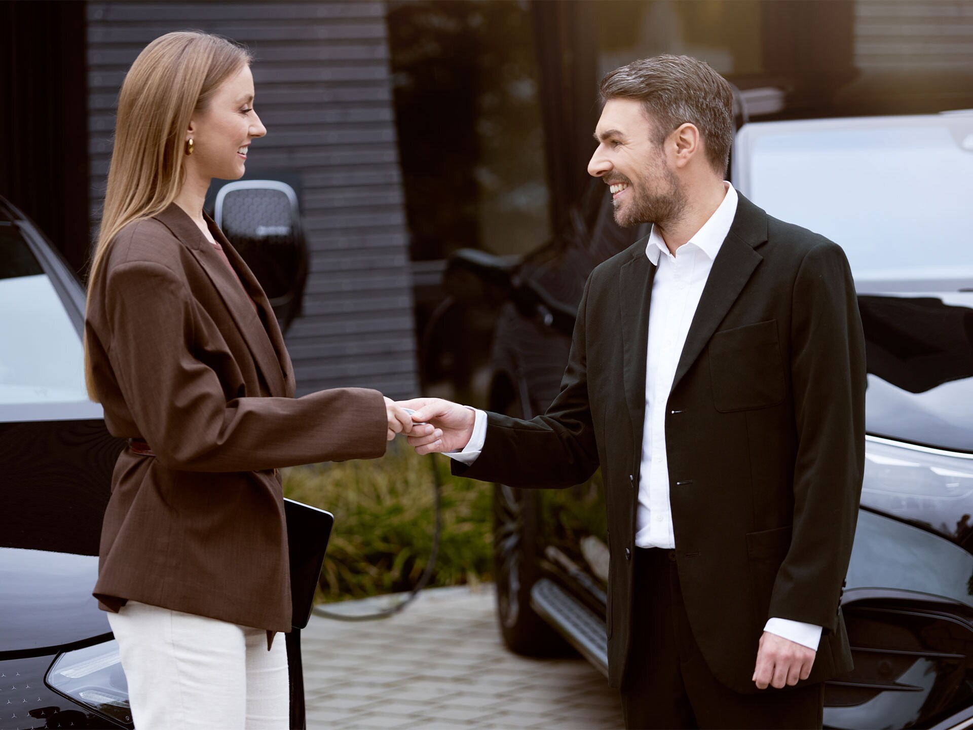 Diverse modele de mașini electrice de la Mercedes-Benz stau unul lângă celălalt în flote.