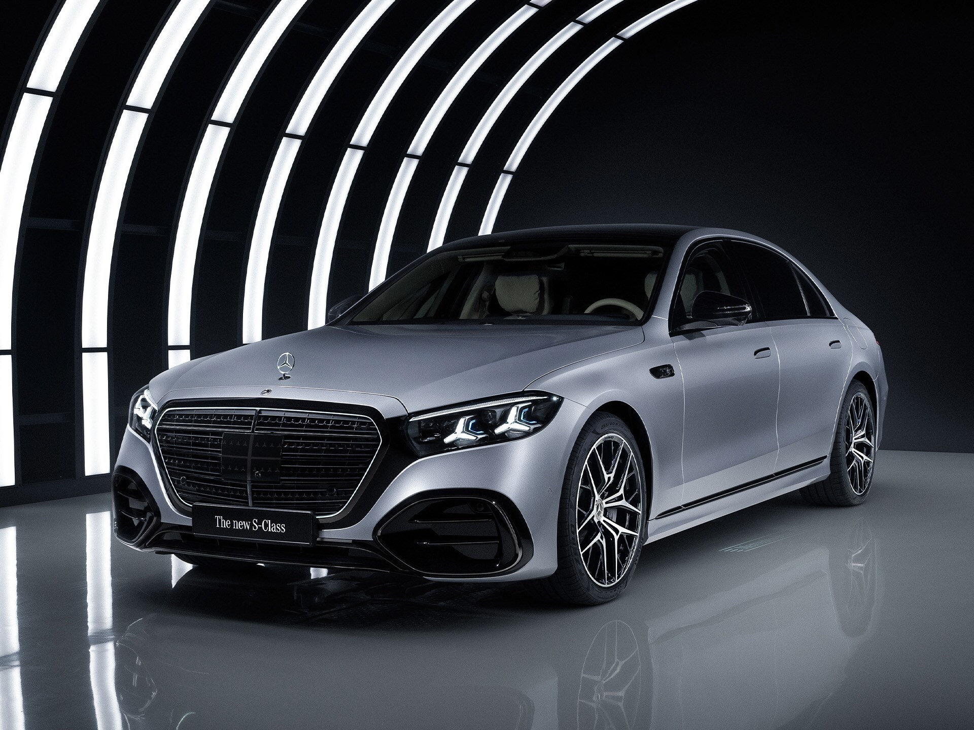Modelul Mercedes-Benz S-Class într-un studio cu un arc iluminat.
