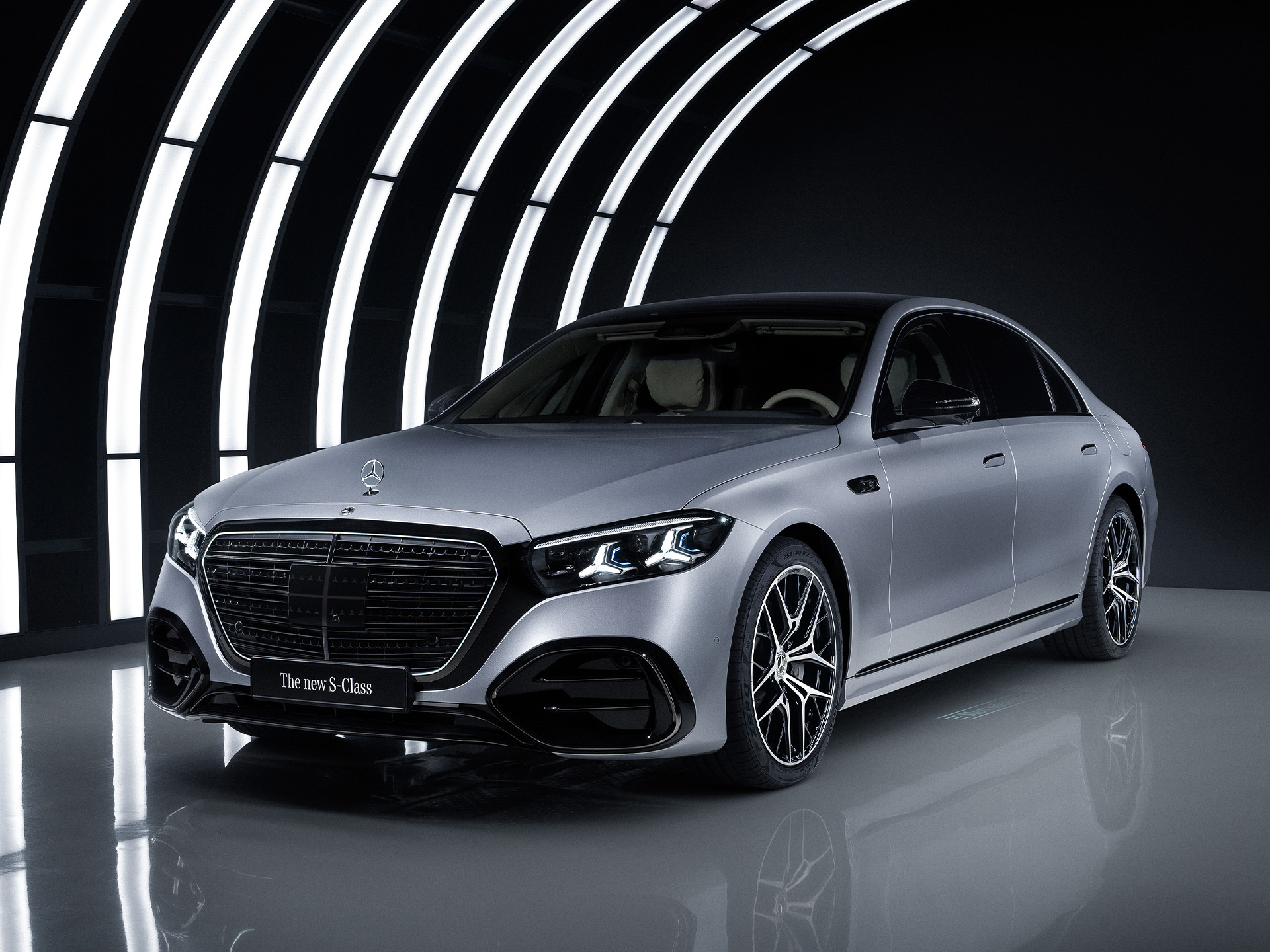 Tehnologie | Sistem multimedia MBUX | Mercedes-Benz Modelul Mercedes-Benz S-Class într-un studio cu un arc iluminat.