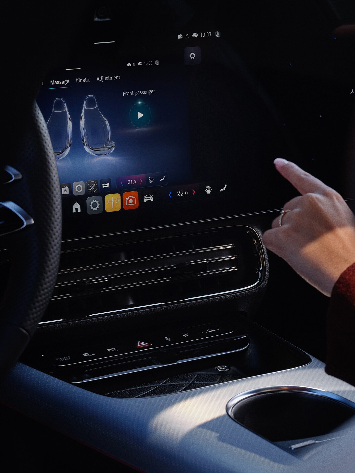 Sistemul multimedia MBUX afișând opțiuni de personalizare în interiorul unui autovehicul Mercedes-Benz.