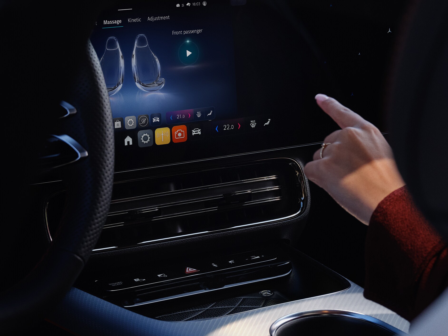 Sistemul multimedia MBUX afișând opțiuni de personalizare în interiorul unui autovehicul Mercedes-Benz.