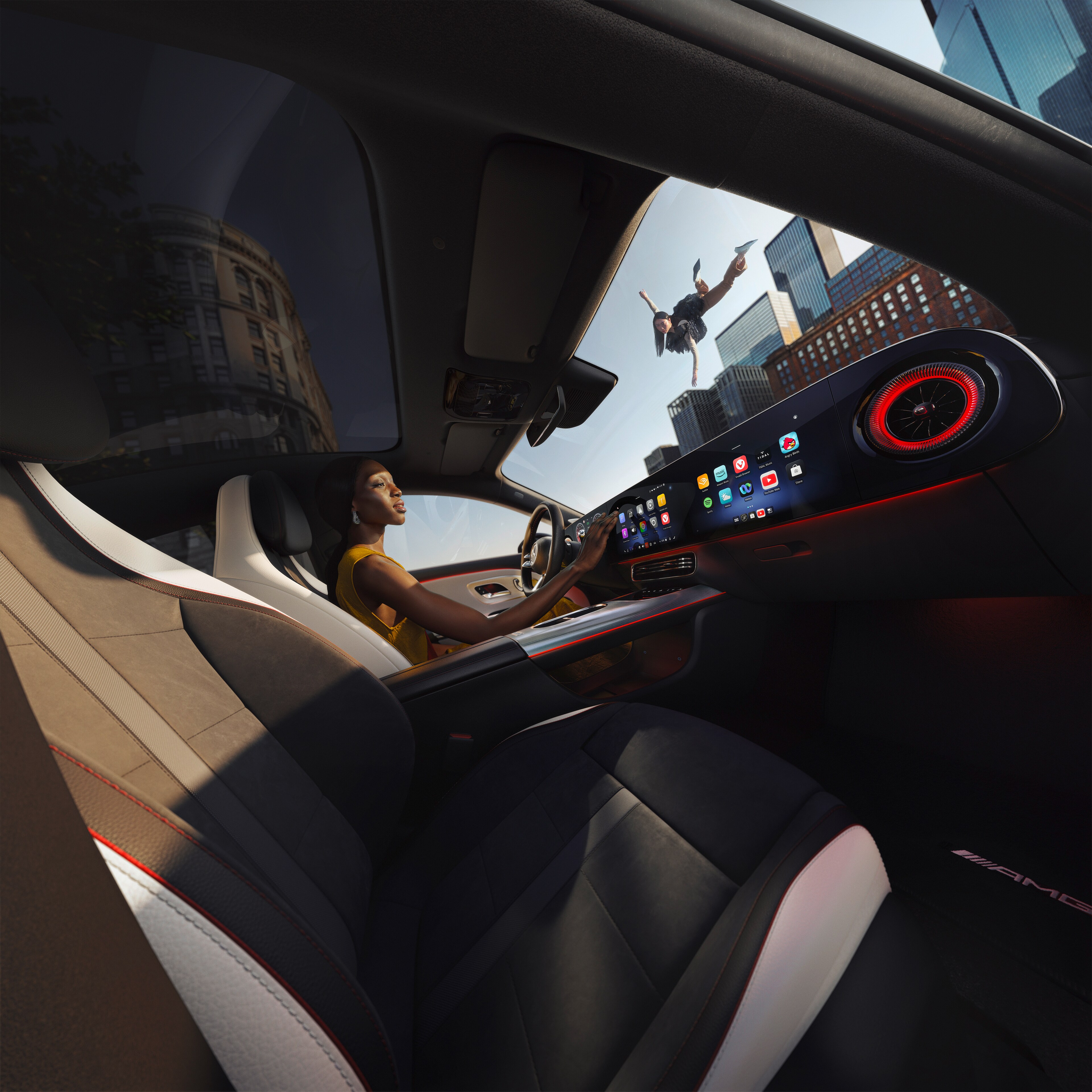 Perspectivă interioară a cockpit-ului unui model Mercedes-Benz cu sistem multimedia MBUX.