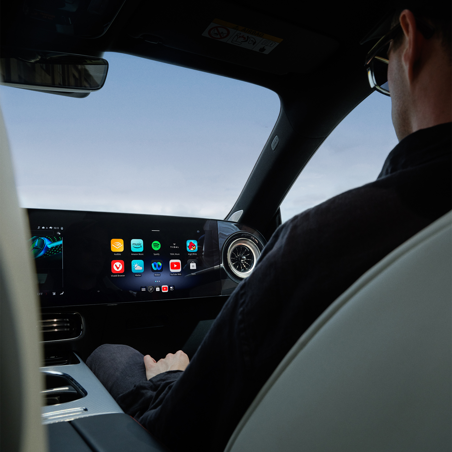 Asistență vocală | Sistem multimedia MBUX | Mercedes-Benz Perspectivă interioară a cockpit-ului unui model Mercedes-Benz cu sistem multimedia MBUX.