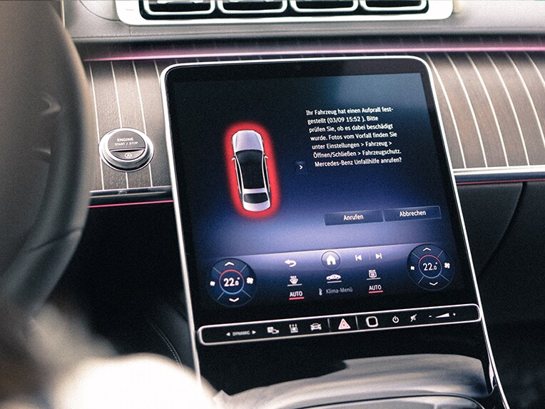 Prim-plan al unui display care afișează un mesaj de avertizare al protecției autovehiculului GUARD 360°.