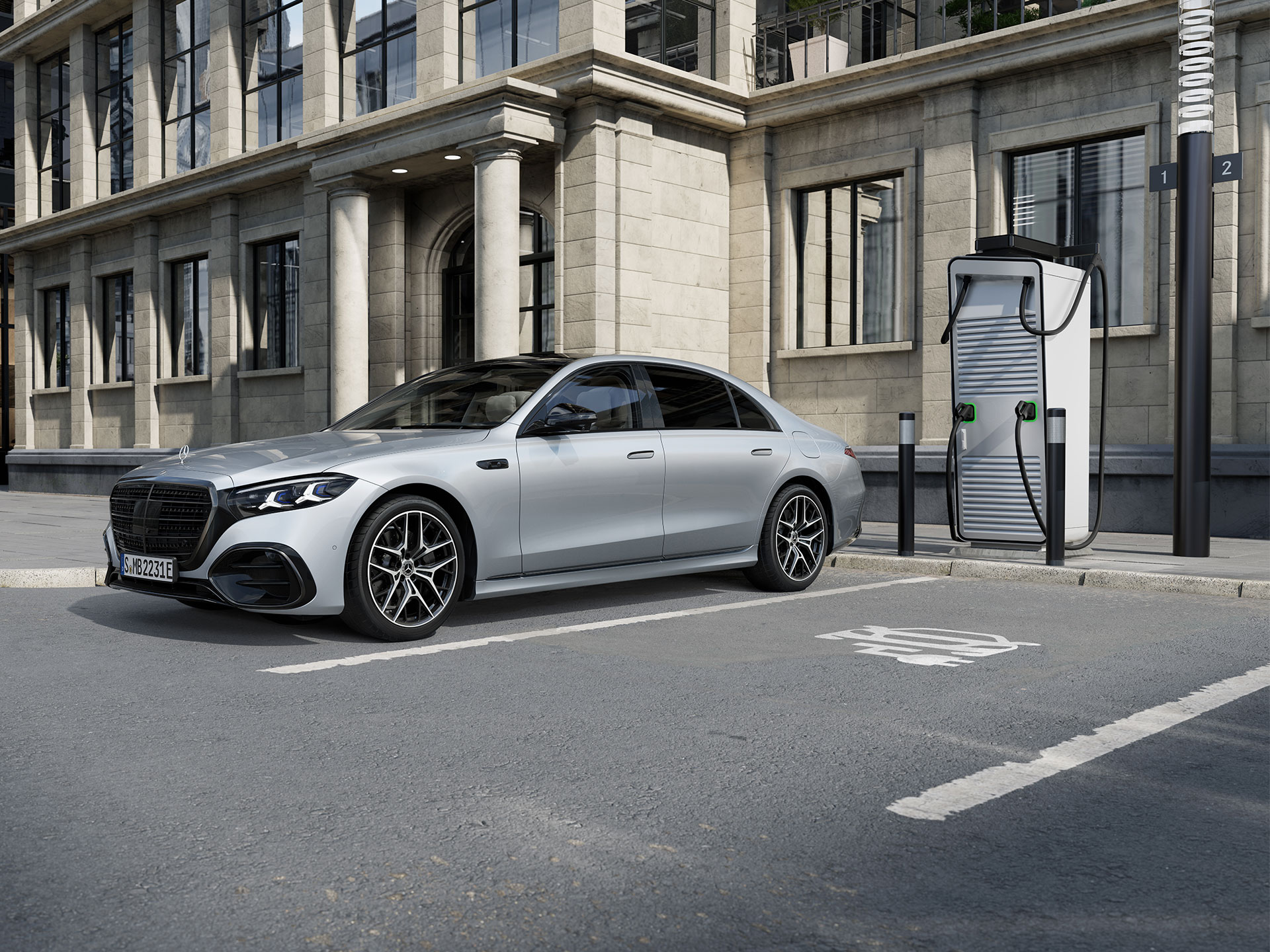 Stimulente | Modele Plug-in Hybrid | Mercedes-Benz Modelul Clasa S limuzină lungă în varianta Plug-in Hybrid, perspectivă laterală trei sferturi, într-o parcare de lângă o stație de încărcare.