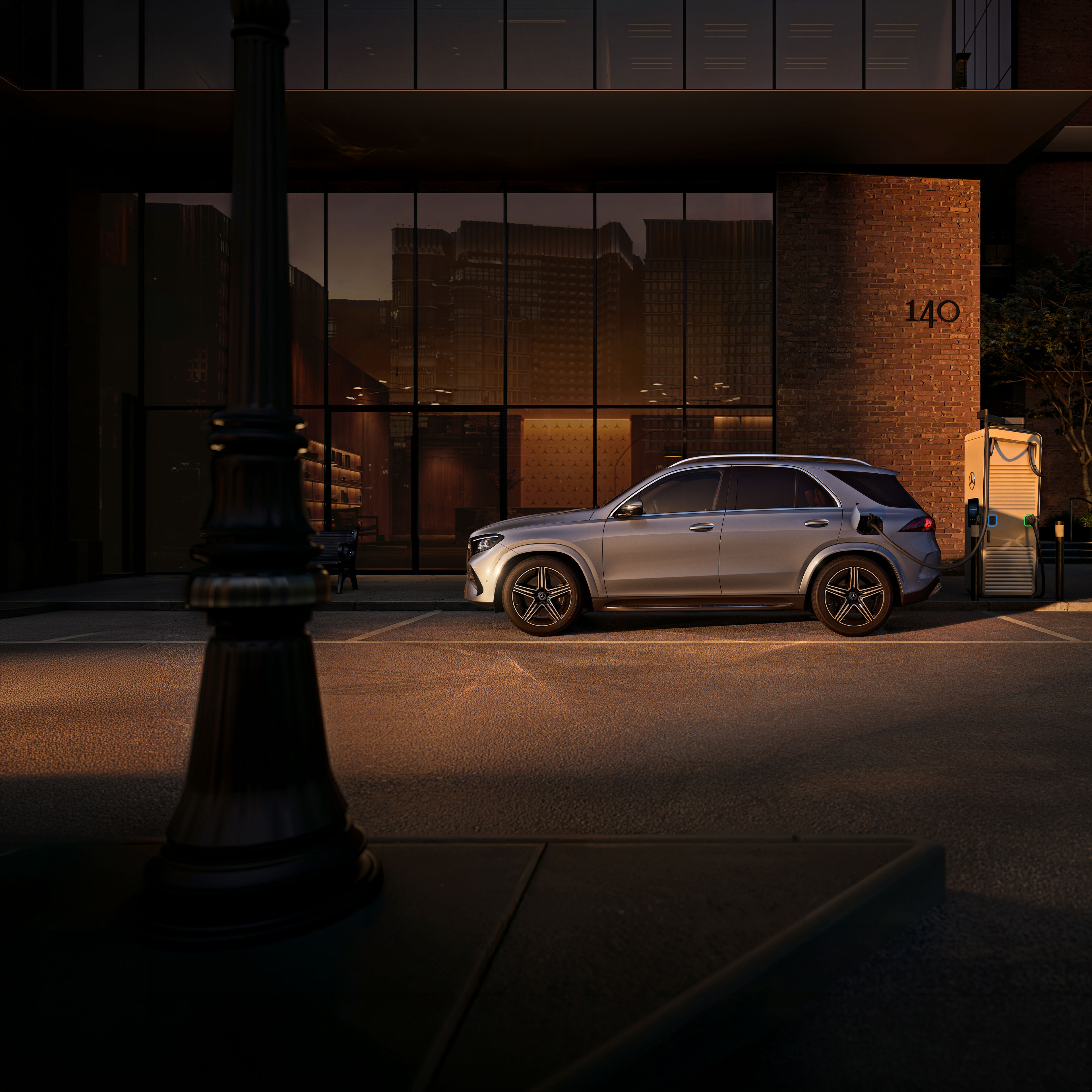 Modele Plug-in Hybrid | Mercedes-Benz Modelul GLE SUV de la Mercedes-Benz dintr-o perspectivă laterală, în fața unei case mari.