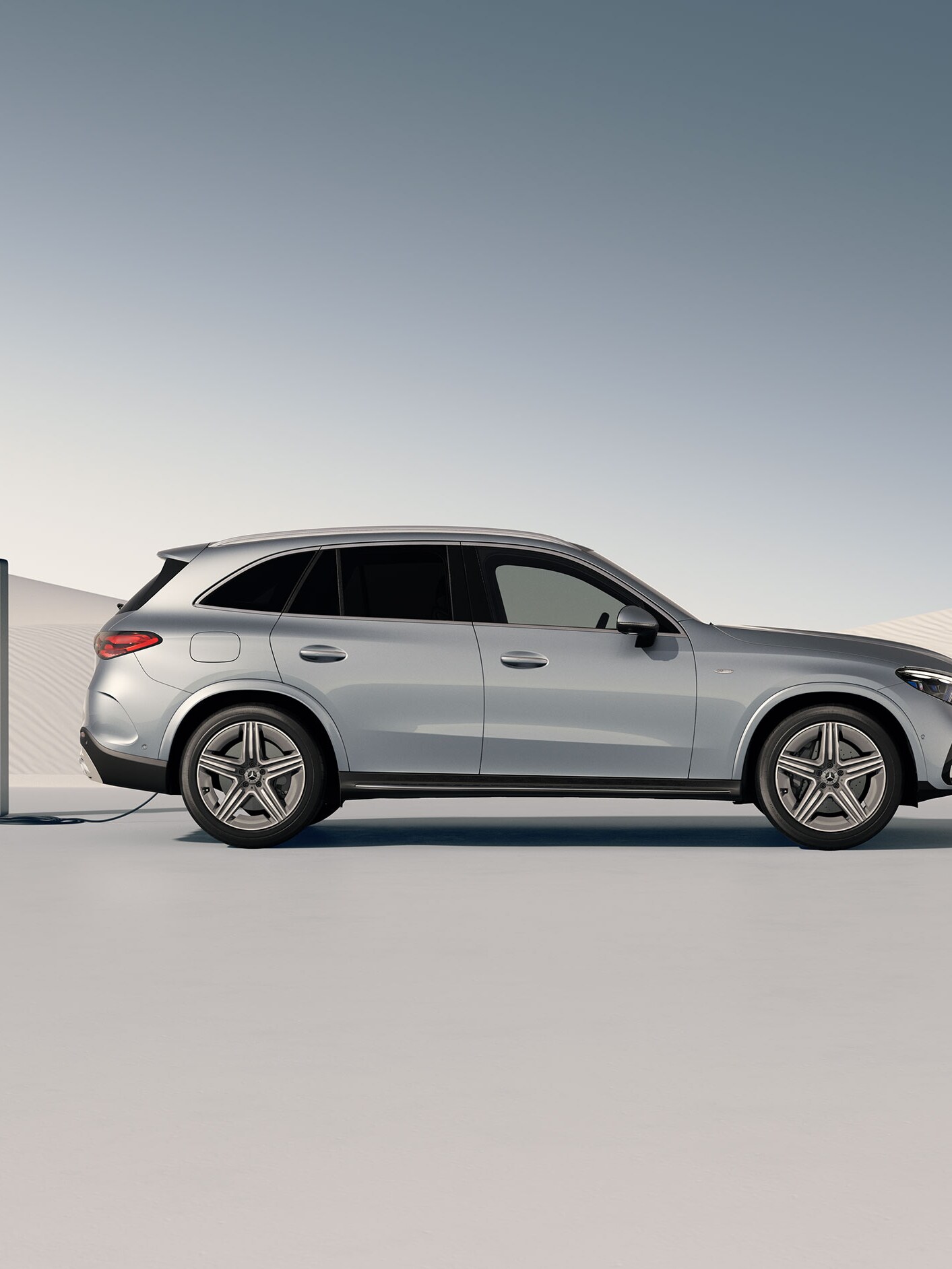 Modelul GLC SUV plug-in hybrid dintr-o perspectivă laterală.