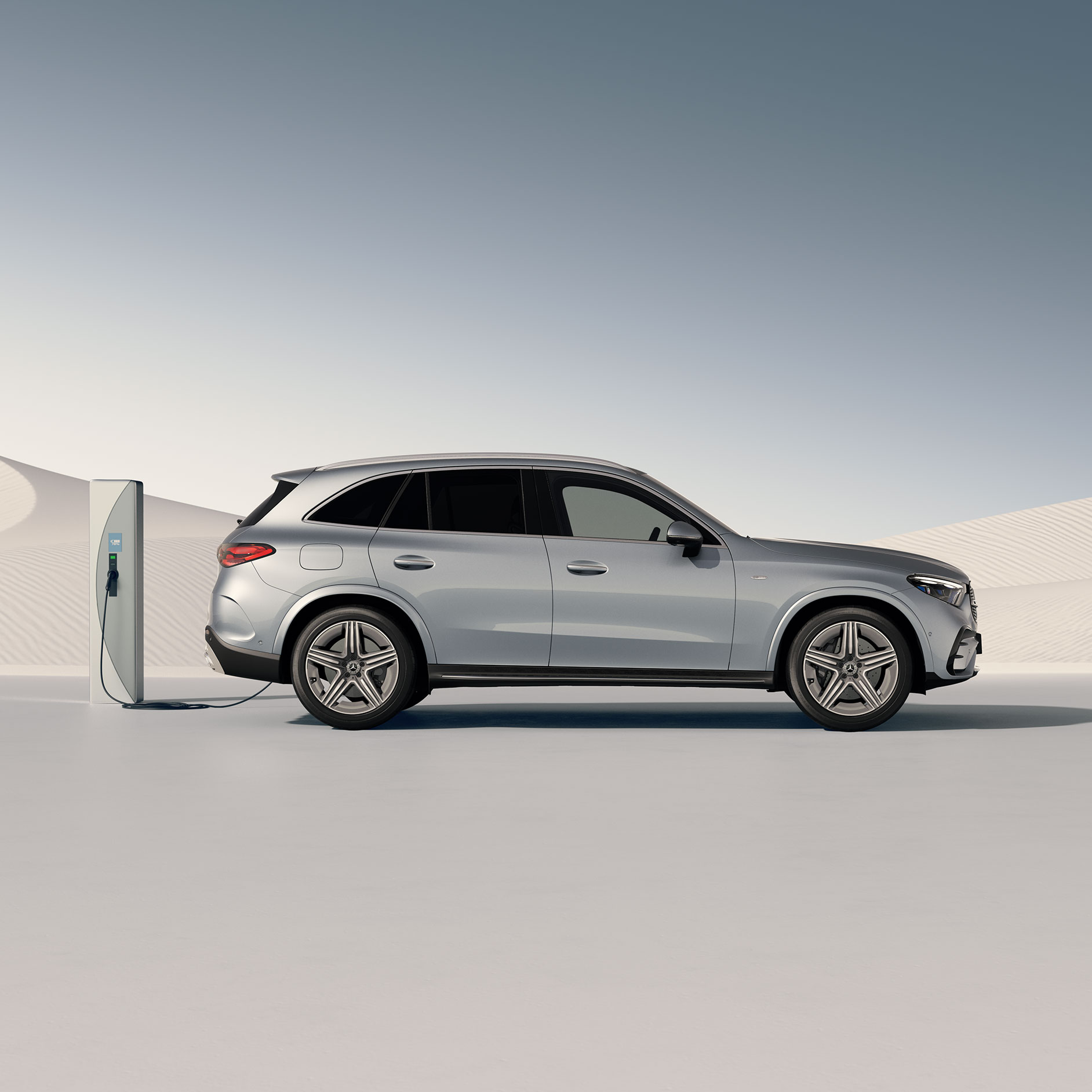 Autonomii | Modele Plug-in Hybrid | Mercedes-Benz Modelul GLC SUV plug-in hybrid dintr-o perspectivă laterală.