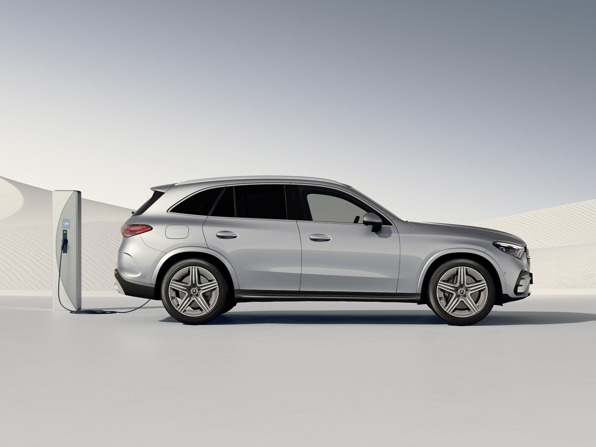 Autonomie | Modele plug-in hybrid | Mercedes-Benz Modelul GLC SUV Plug-in Hybrid dintr-o perspectivă laterală, la o stație de încărcare.