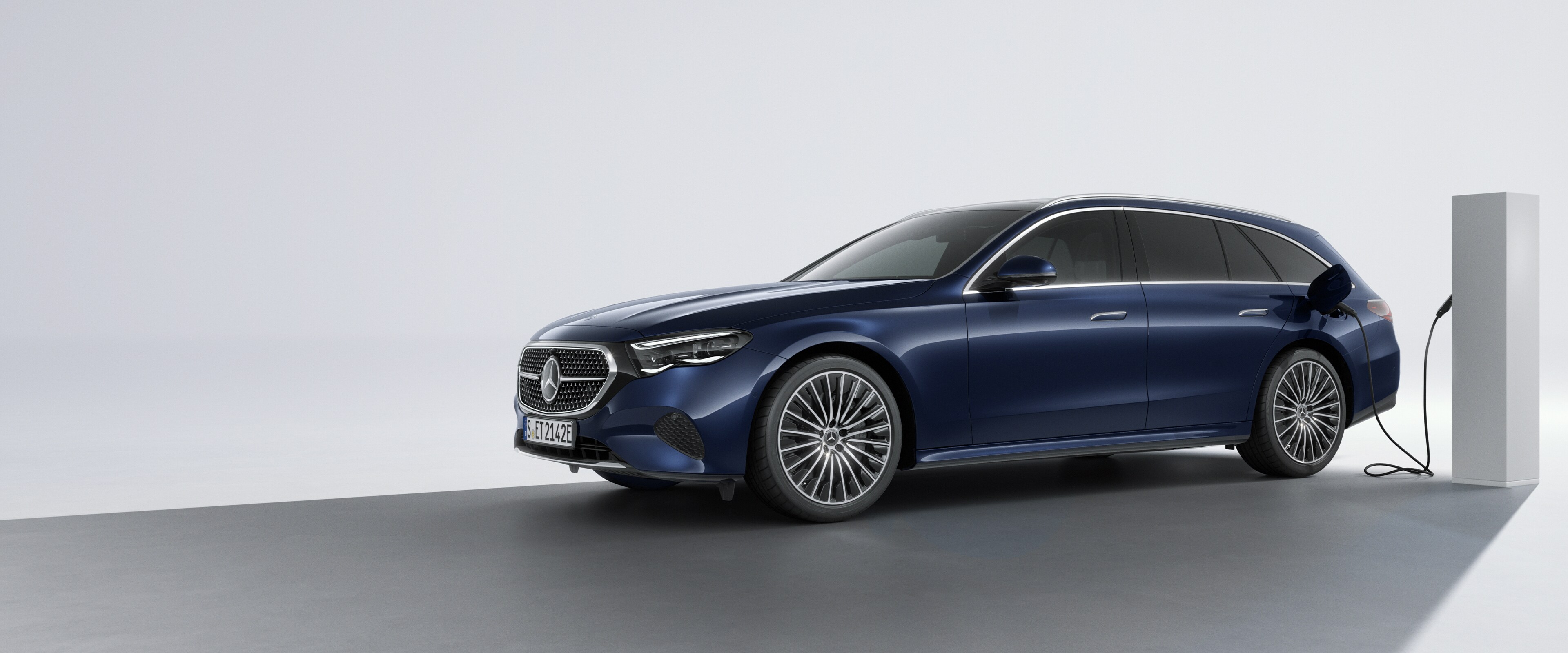 Perspectivă laterală din spate a unui autovehicul Plug-in Hybrid de la Mercedes-Benz, la o stație de încărcare.