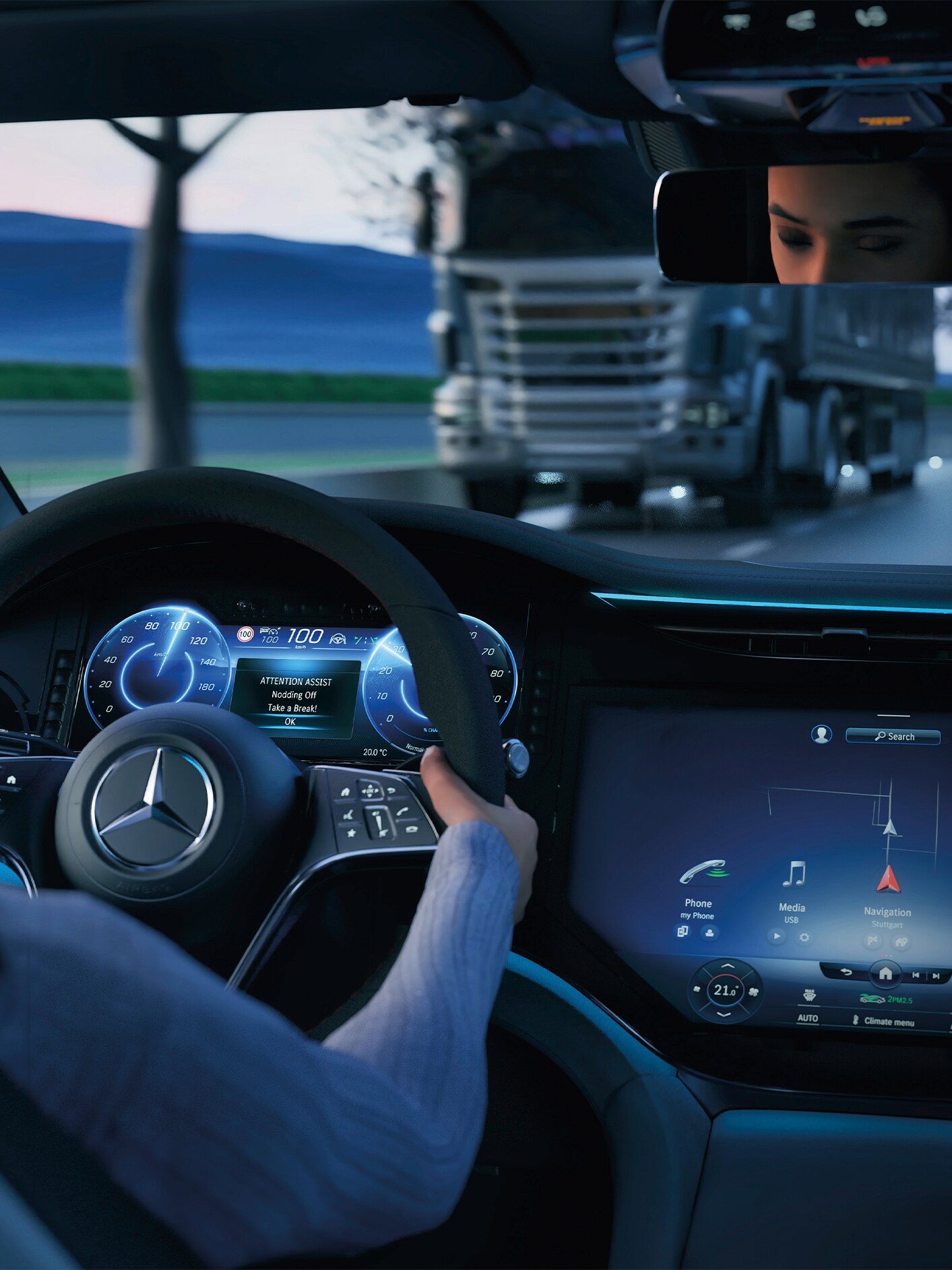 Perspectivă interioară a cockpit-ului unui model Mercedes-Benz.