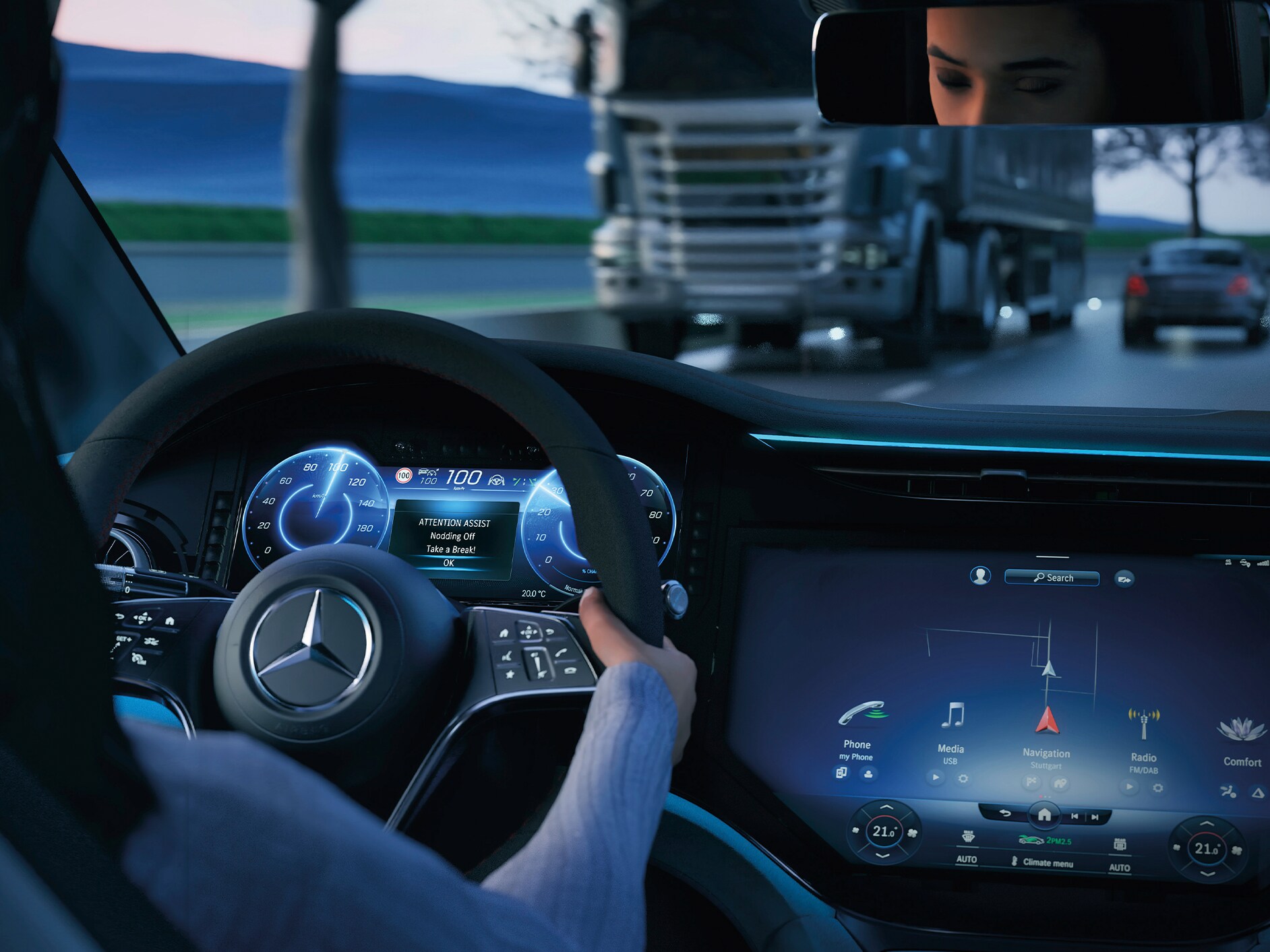Perspectivă interioară a cockpit-ului unui model Mercedes-Benz.