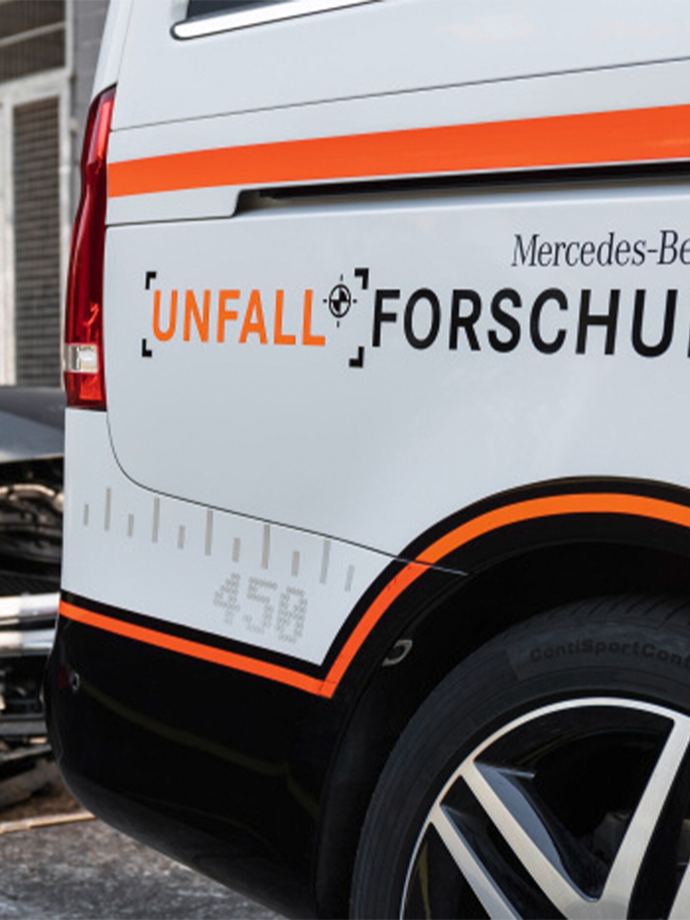 Autovehicul Mercedes-Benz cu „Accident research” (cercetări în domeniul accidentelor) imprimat pe laterală.