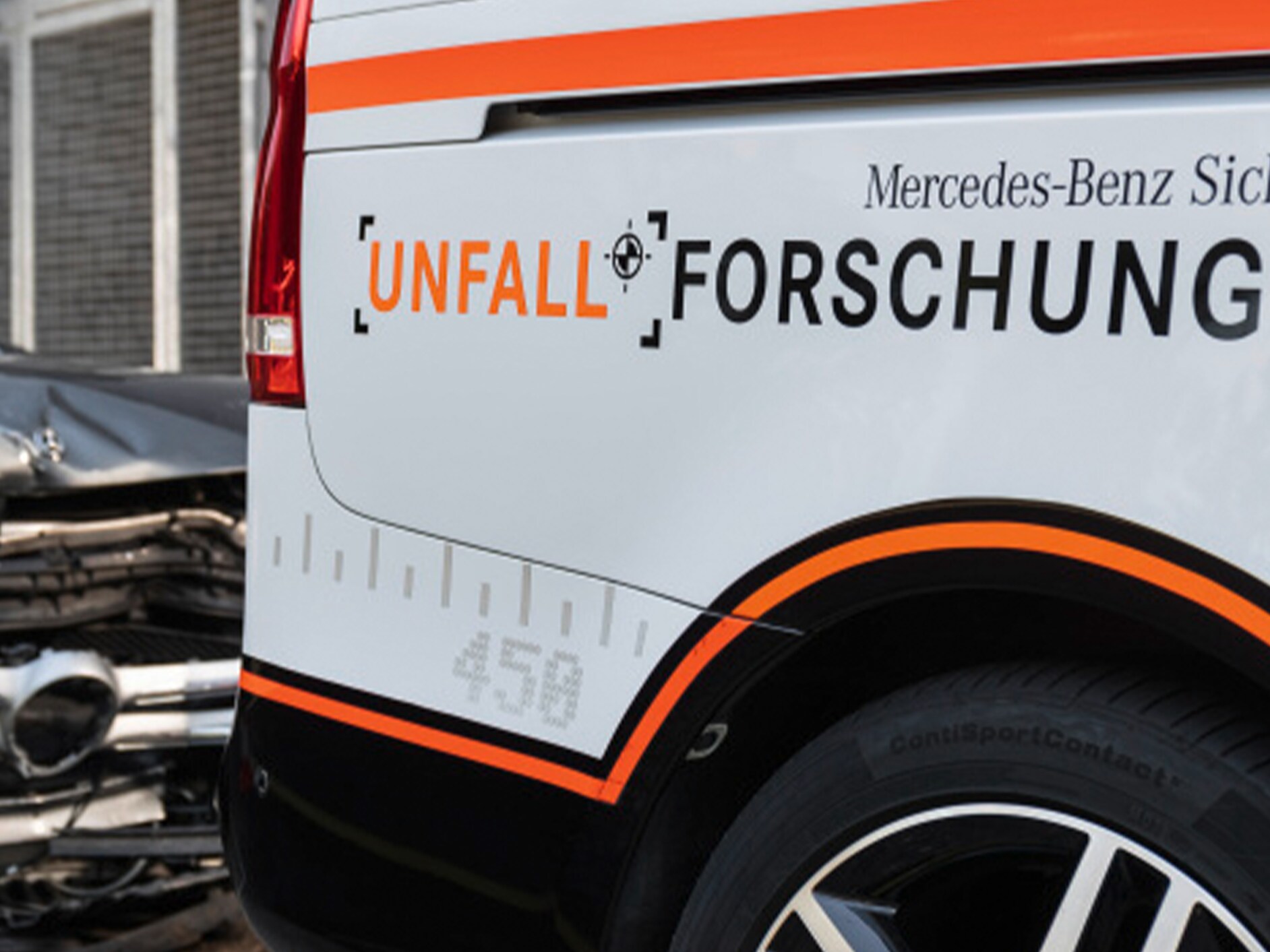 Autovehicul Mercedes-Benz cu „Accident research” (cercetări în domeniul accidentelor) imprimat pe laterală.