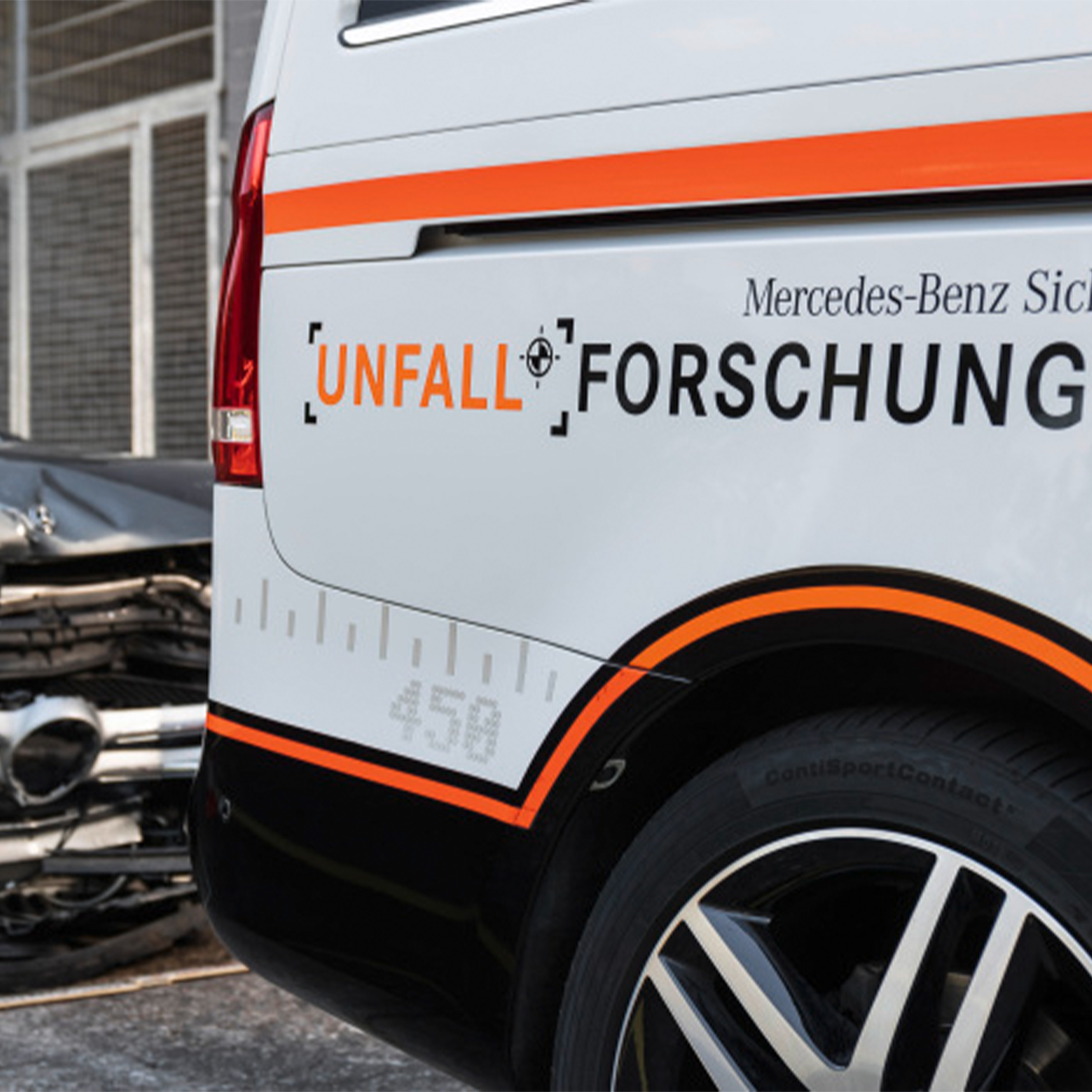 Examinarea accidentelor din lumea reală | Siguranță | Mercedes-Benz Autovehicul Mercedes-Benz cu „Accident research” (cercetări în domeniul accidentelor) imprimat pe laterală.
