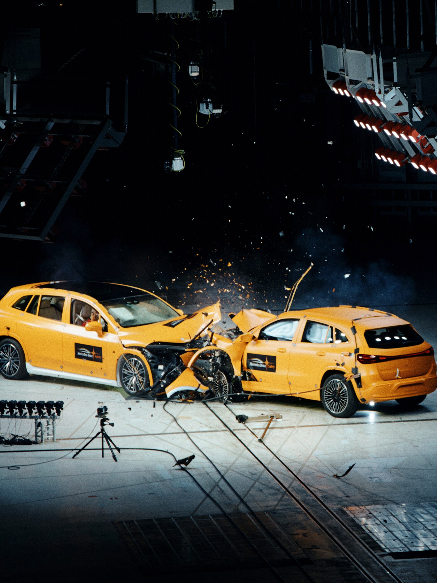 Impact frontal între două autovehicule Mercedes-Benz capturat de camerele pentru teste de impact.