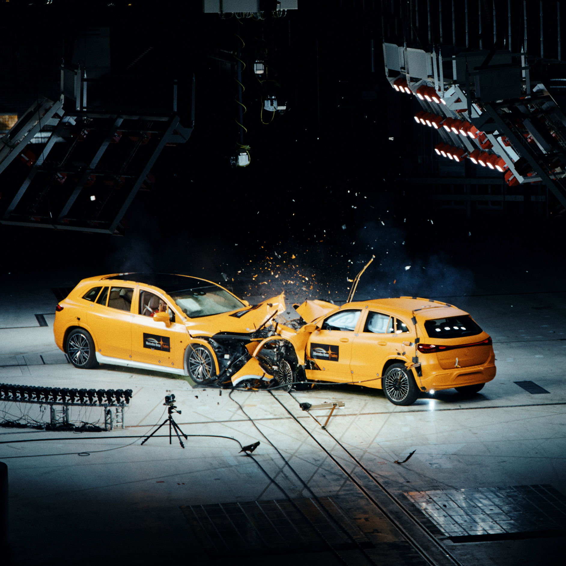Siguranța nu este un aspect care ține de tehnologiile grupurilor motopropulsoare | Siguranță | Mercedes-Benz Impact frontal între două autovehicule Mercedes-Benz capturat de camerele pentru teste de impact.