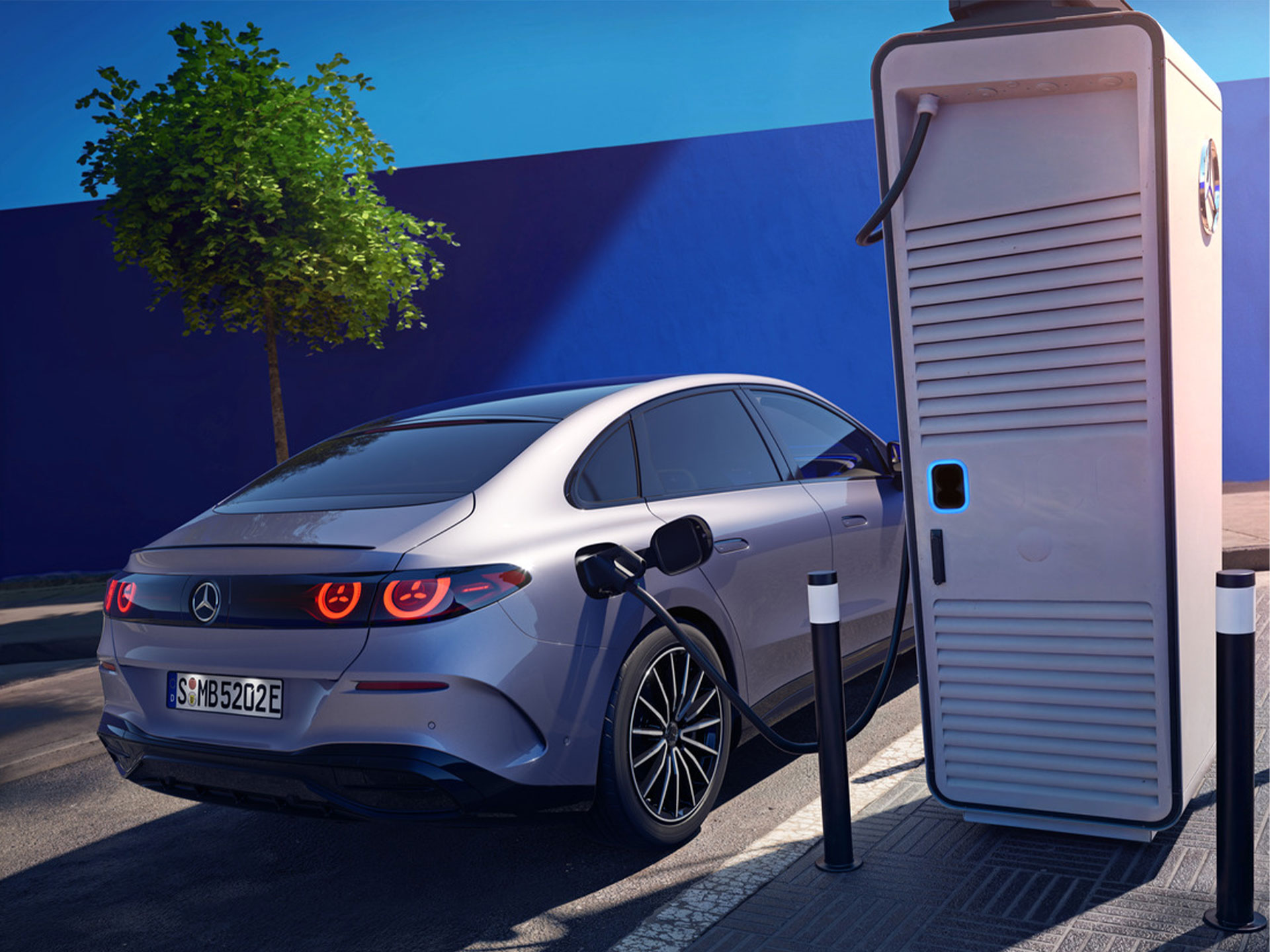 Îmbunătățindu-ți viața | Tehnologie | Mercedes-Benz Un model Mercedes-Benz încărcându-se la o stație de alimentare electrică.